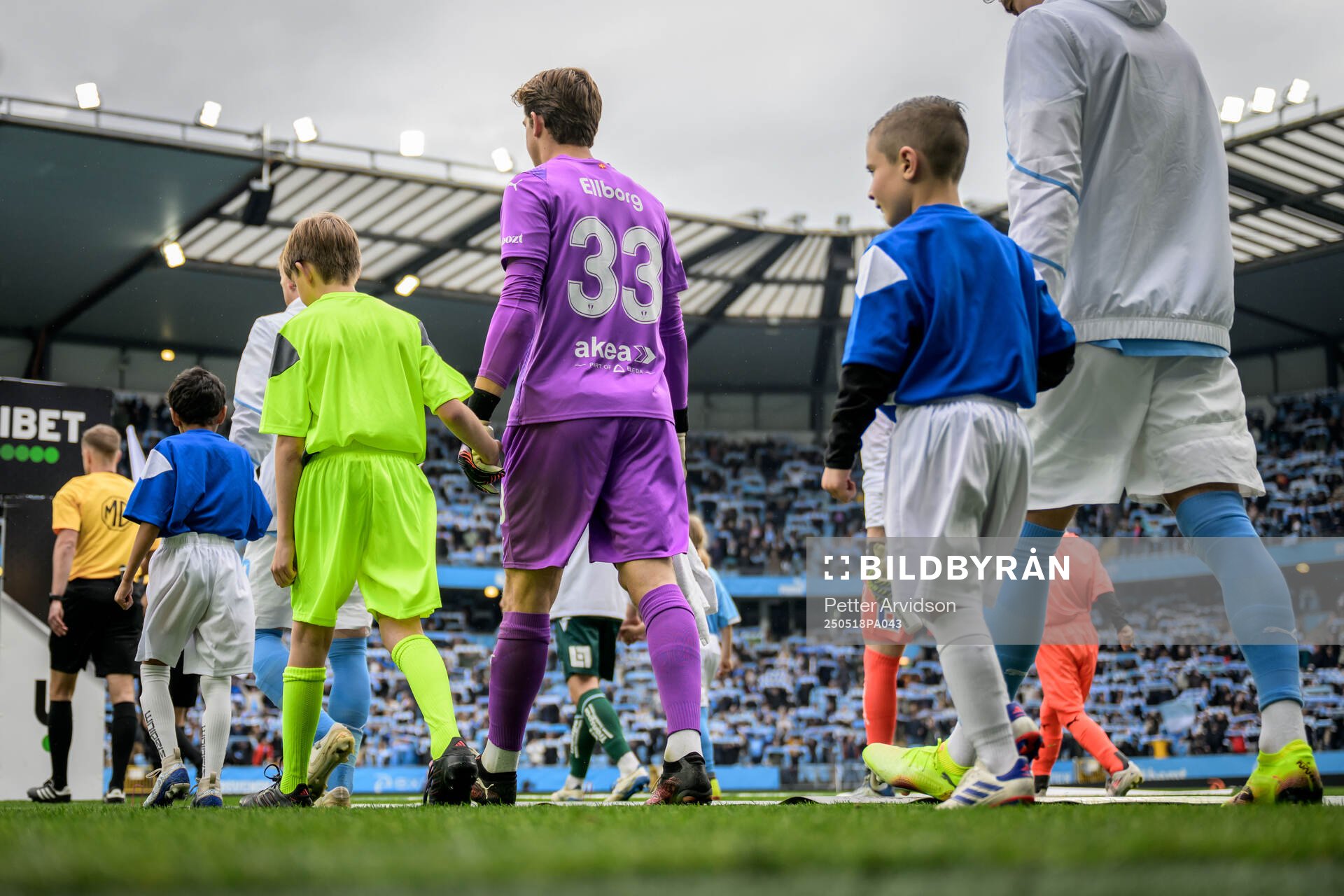 Malmö FFs målvakt Melker Ellborg inför fotbollsmatchen i Allsvenskan mellan Malmö FF och Halmstad den 18 maj 2025 i Malmö. 