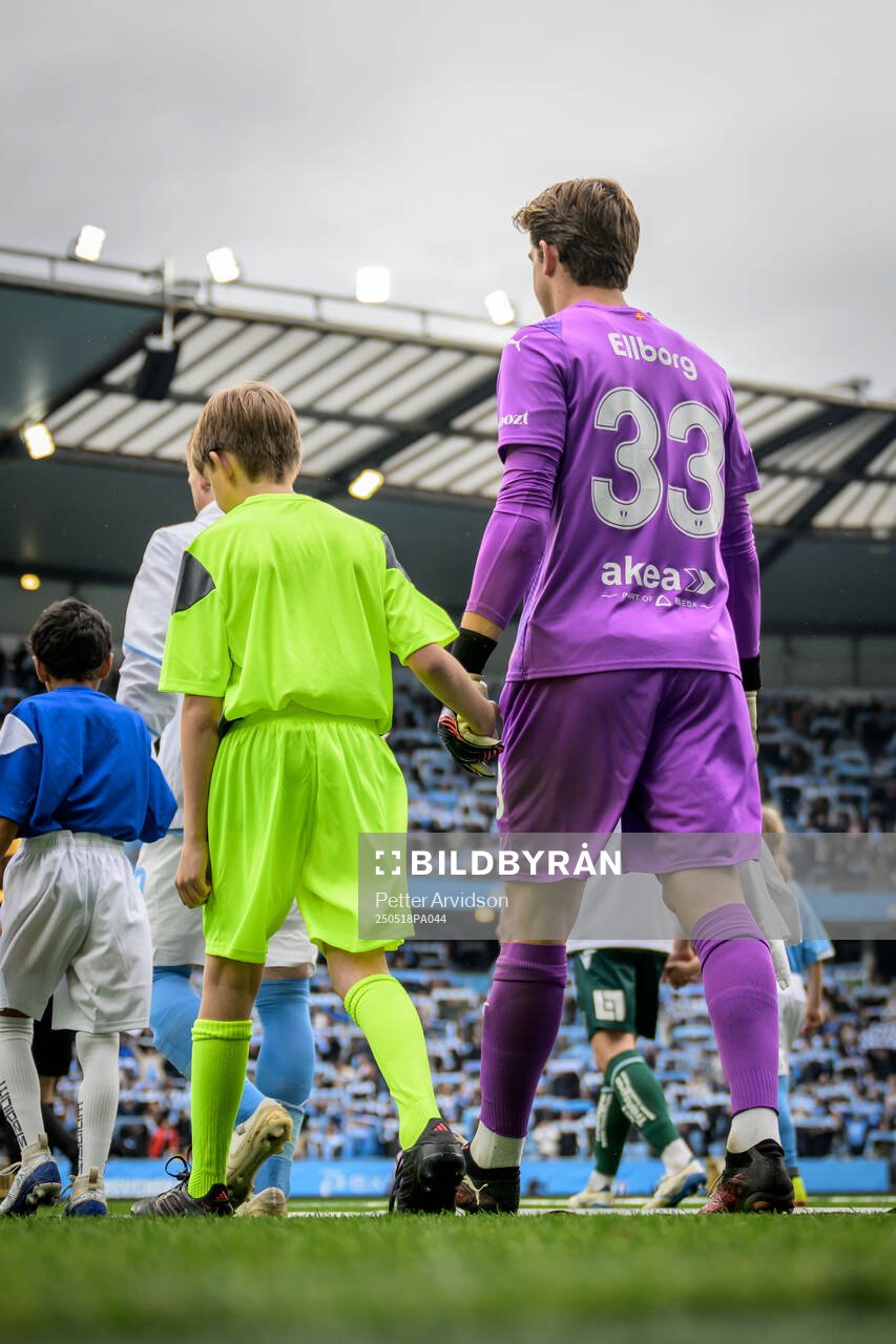 Malmö FFs målvakt Melker Ellborg inför fotbollsmatchen i Allsvenskan mellan Malmö FF och Halmstad den 18 maj 2025 i Malmö. 