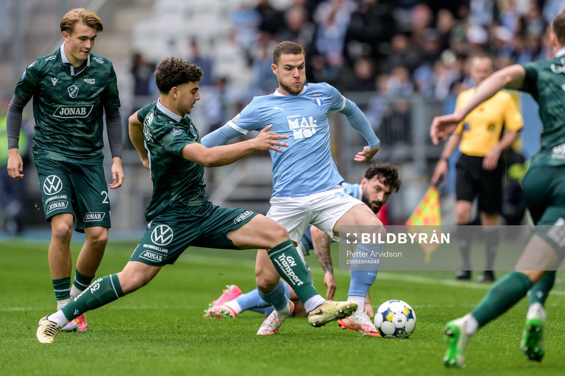 Malmö FFs Gabriel Busanello och Halmstads Bleon Kurtulus under fotbollsmatchen i Allsvenskan mellan Malmö FF och Halmstad den 18 maj 2025 i Malmö.