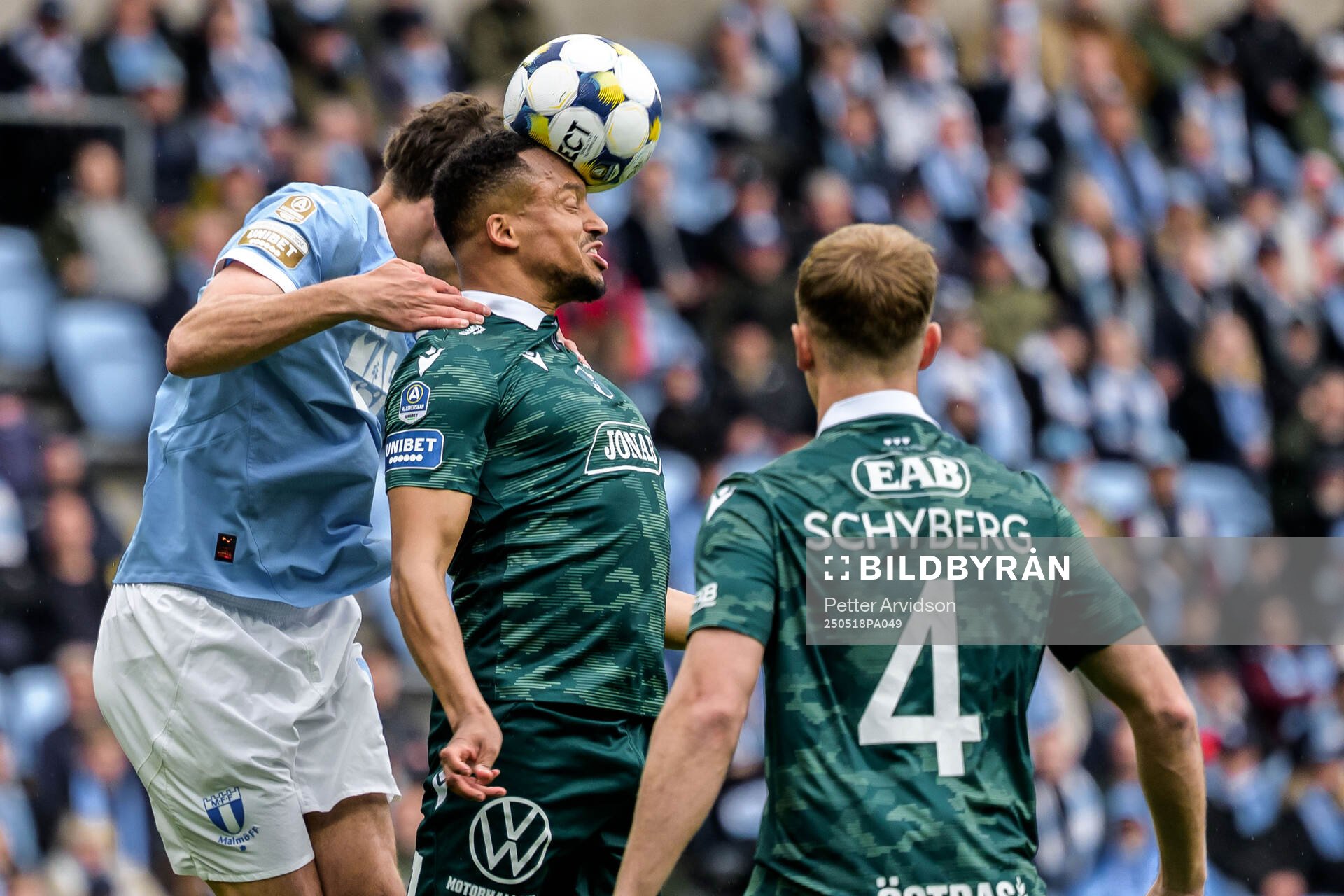 Halmstads Marcus Olsson under fotbollsmatchen i Allsvenskan mellan Malmö FF och Halmstad den 18 maj 2025 i Malmö. 