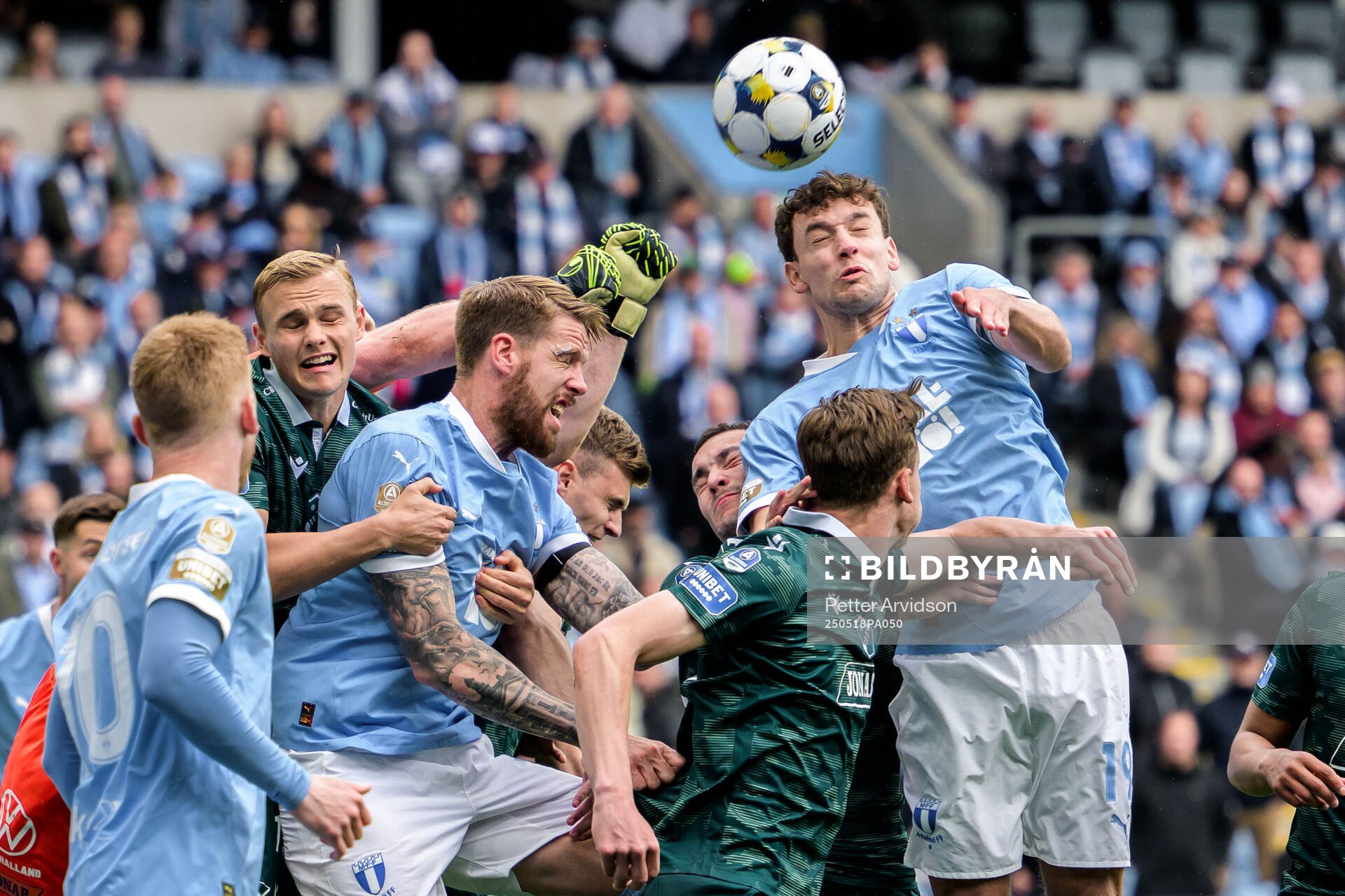 Malmö FFs Pontus Jansson och Colin Rösler under fotbollsmatchen i Allsvenskan mellan Malmö FF och Halmstad den 18 maj 2025 i Malmö. 
