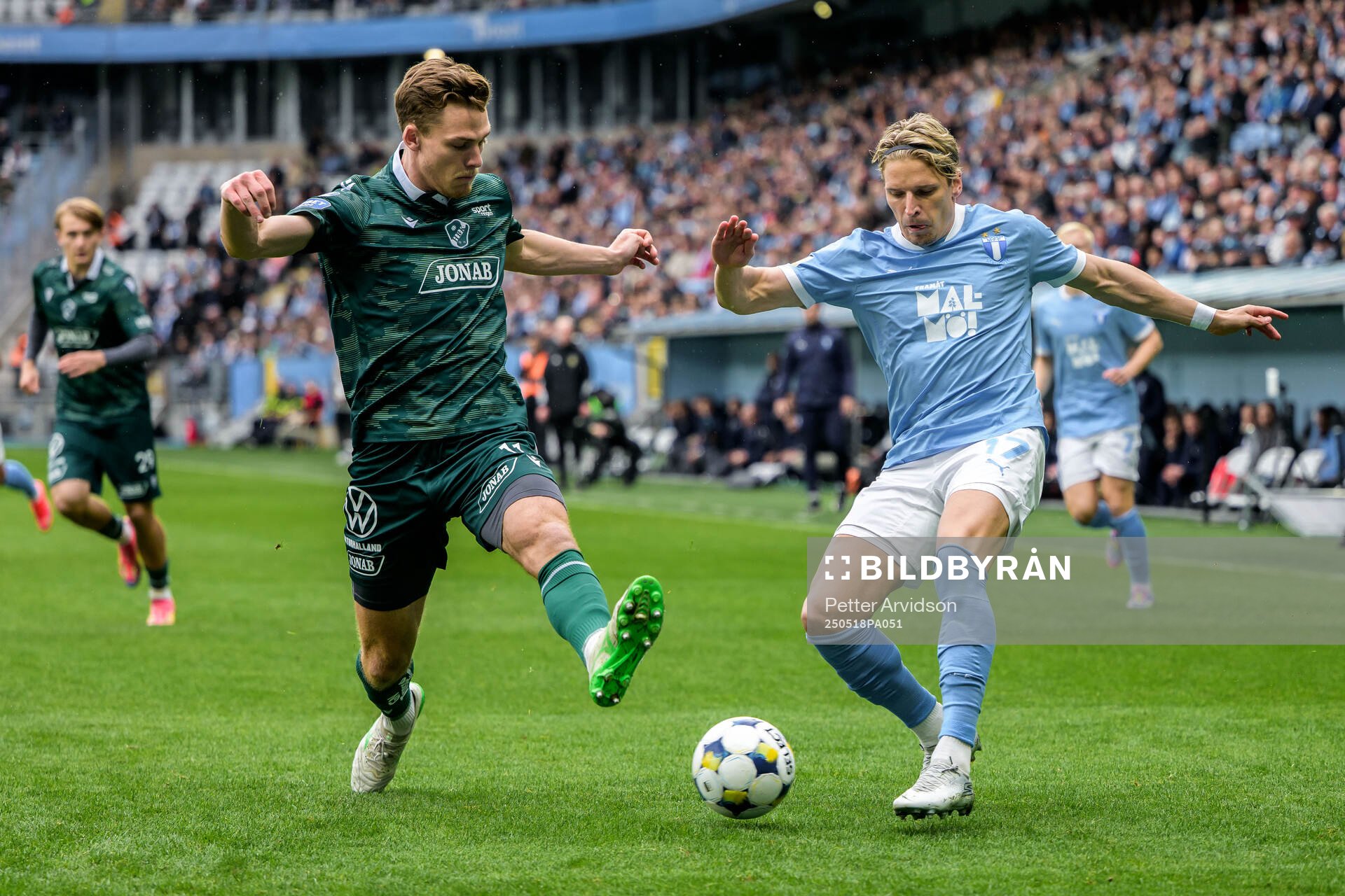 Halmstads Villiam Granath och Malmö FFs Jens Stryger Larsen under fotbollsmatchen i Allsvenskan mellan Malmö FF och Halmstad den 18 maj 2025 i Malmö.