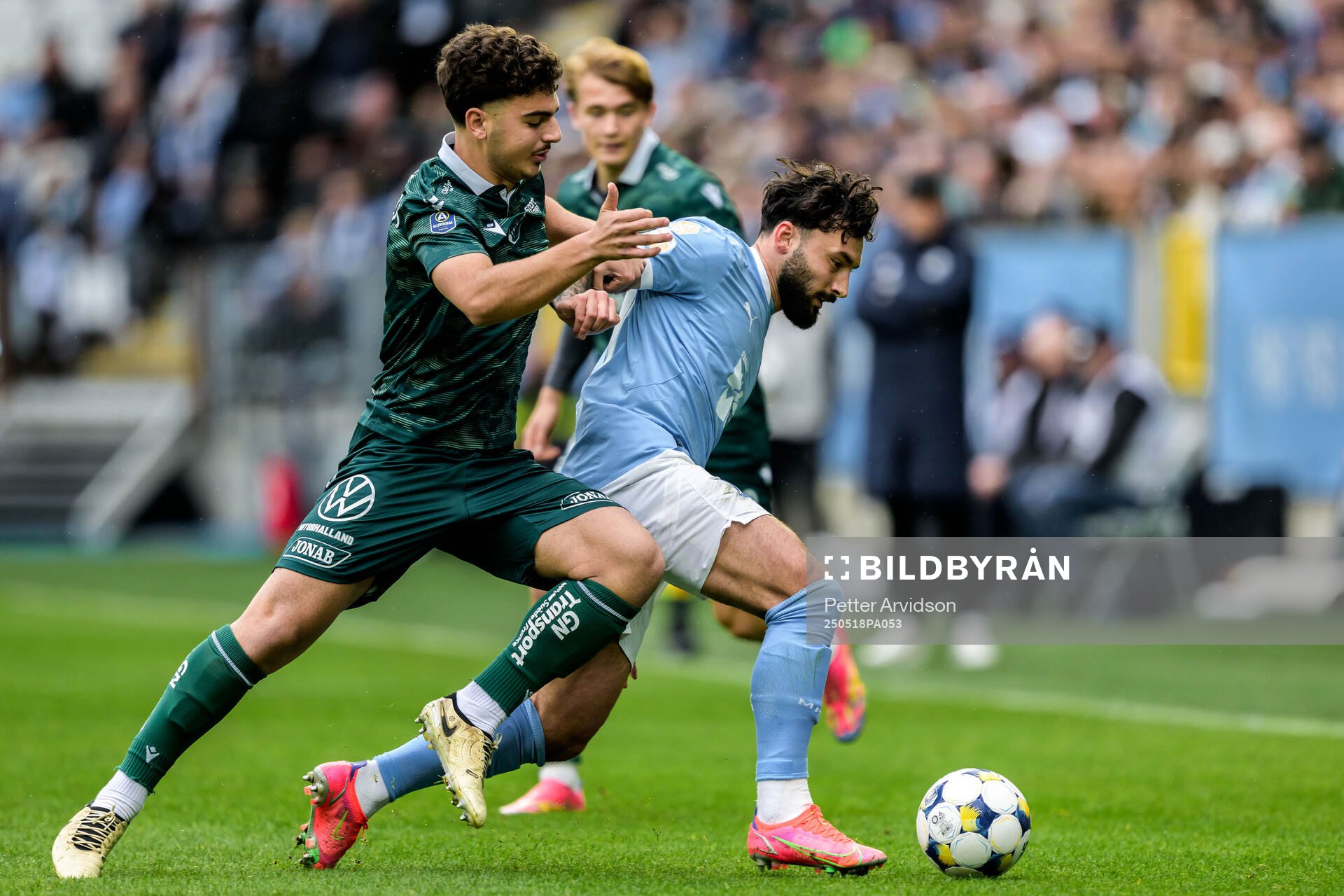 Halmstads Bleon Kurtulus och Malmö FFs Sead Haksabanovic under fotbollsmatchen i Allsvenskan mellan Malmö FF och Halmstad den 18 maj 2025 i Malmö.