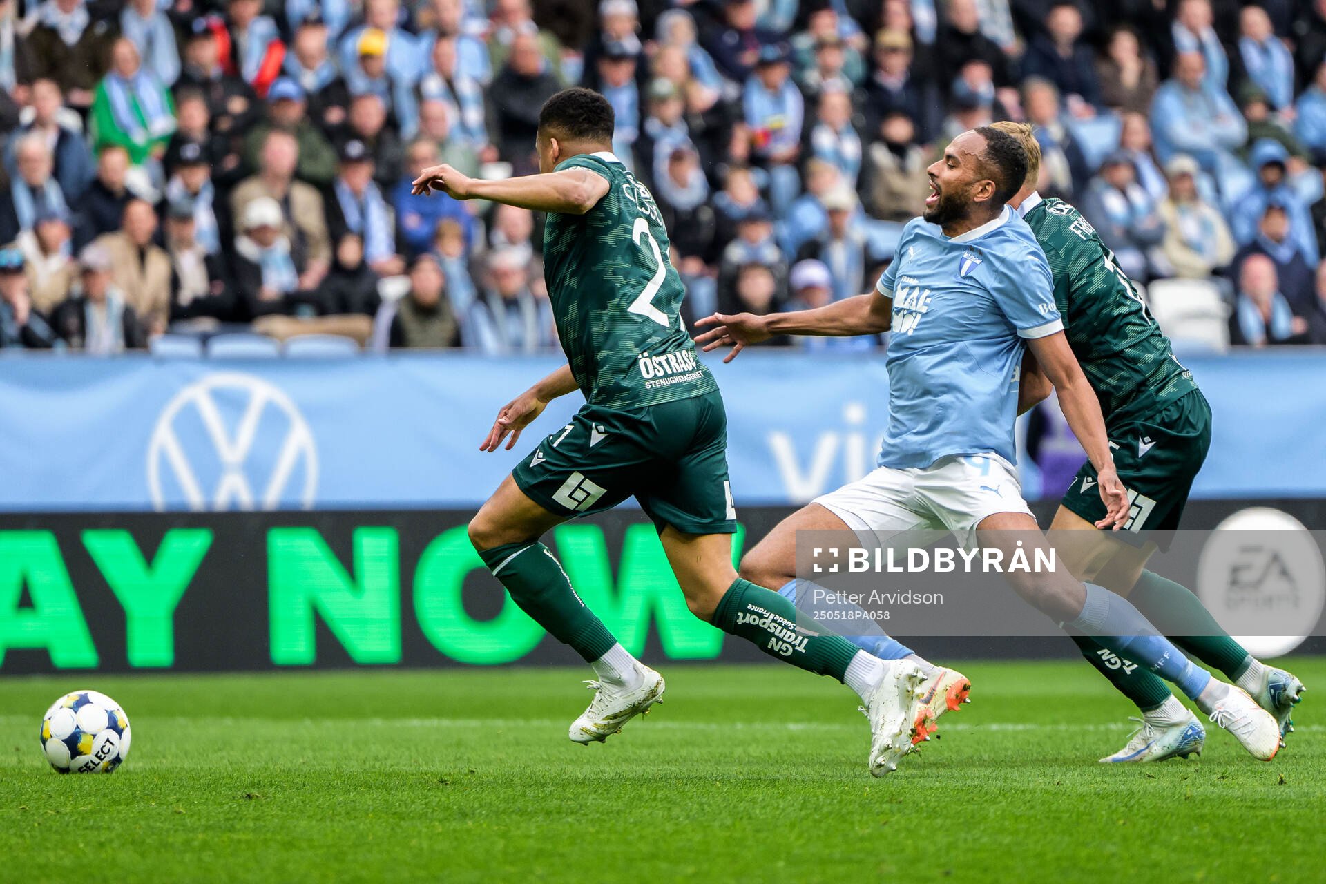 Malmö FFs Isaac Kiese Thelin i duell med Halmstads Marcus Olsson och Gustav Friberg under fotbollsmatchen i Allsvenskan mellan Malmö FF och Halmstad den 18 maj 2025 i Malmö.