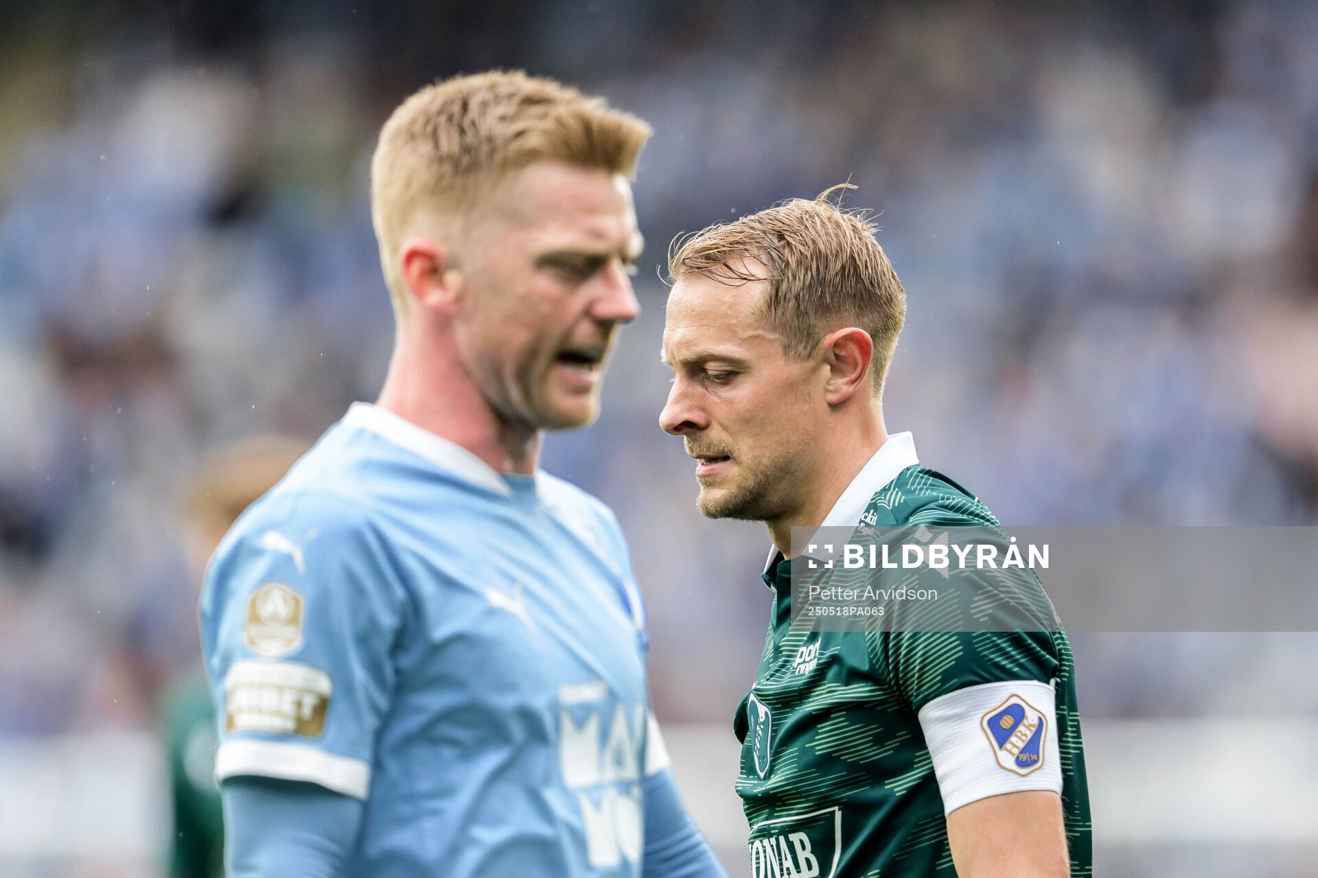 Malmö FFs Anders Christiansen och Halmstads Joel Allansson under fotbollsmatchen i Allsvenskan mellan Malmö FF och Halmstad den 18 maj 2025 i Malmö.