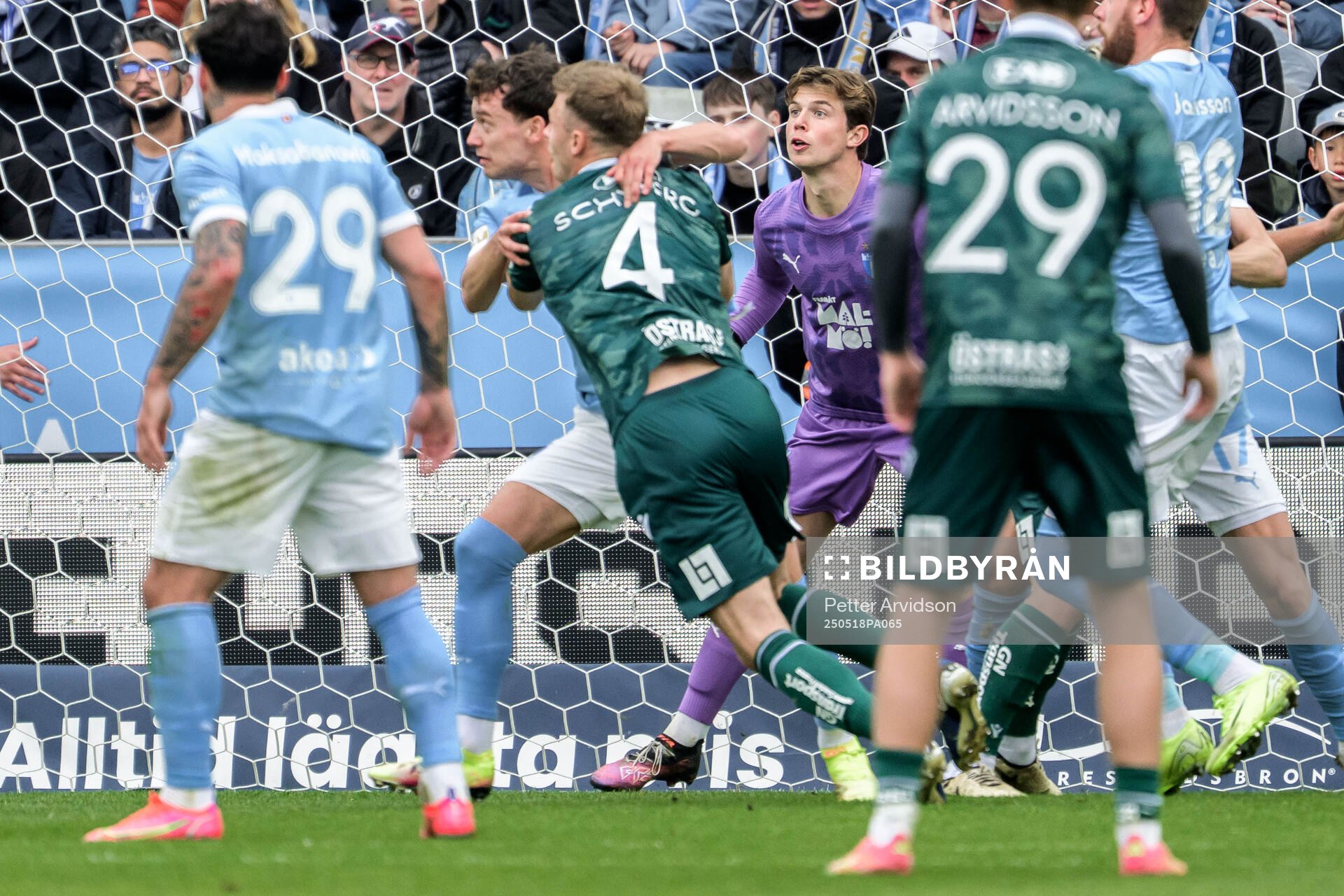 Malmö FFs målvakt Melker Ellborg  under fotbollsmatchen i Allsvenskan mellan Malmö FF och Halmstad den 18 maj 2025 i Malmö. 