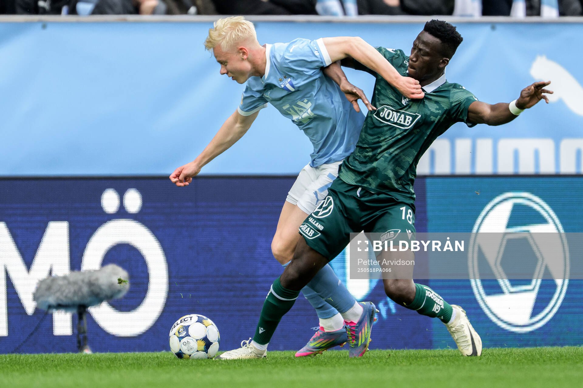 Malmö FFs Otto Rosengren och Halmstads Naeem Mohammed under fotbollsmatchen i Allsvenskan mellan Malmö FF och Halmstad den 18 maj 2025 i Malmö.