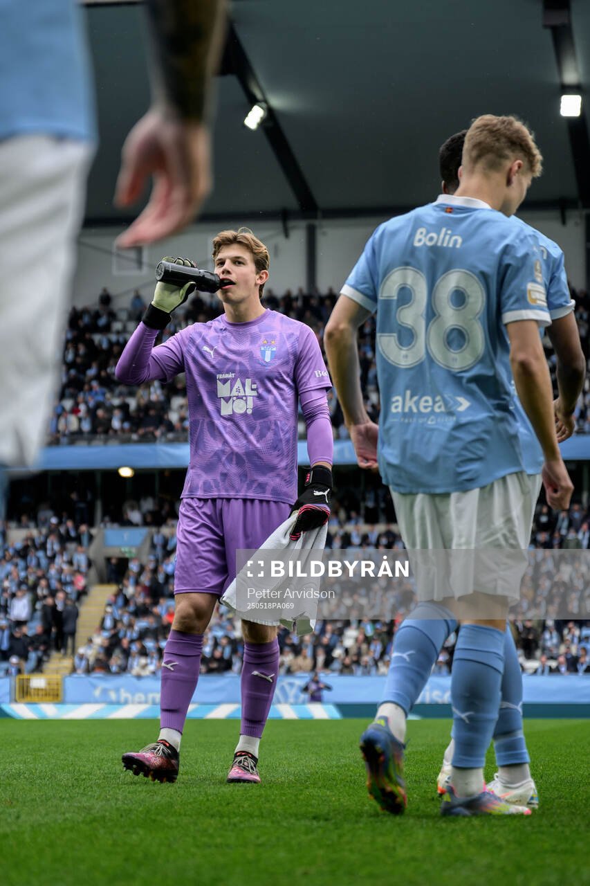 Malmö FFs Melker Ellborg under fotbollsmatchen i Allsvenskan mellan Malmö FF och Halmstad den 18 maj 2025 i Malmö. 