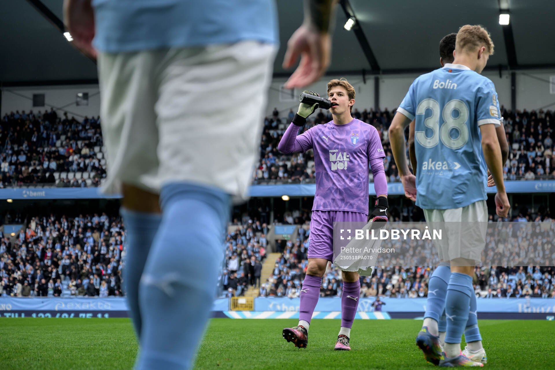 Malmö FFs målvakt Melker Ellborg under fotbollsmatchen i Allsvenskan mellan Malmö FF och Halmstad den 18 maj 2025 i Malmö. 