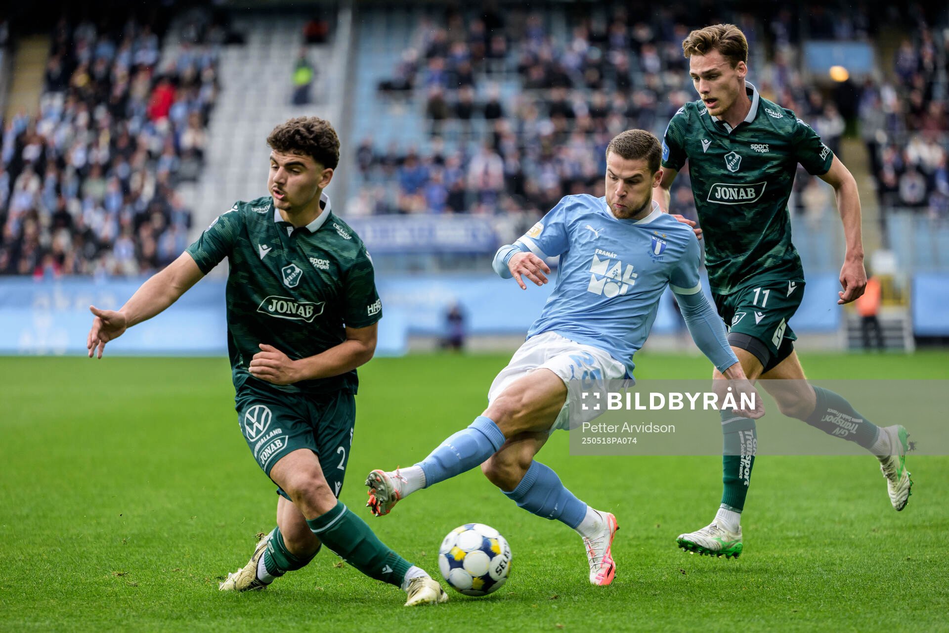 Halmstads Bleon Kurtulus tillsammans med Villiam Granath och Malmö FFs Gabriel Busanello under fotbollsmatchen i Allsvenskan mellan Malmö FF och Halmstad den 18 maj 2025 i Malmö.