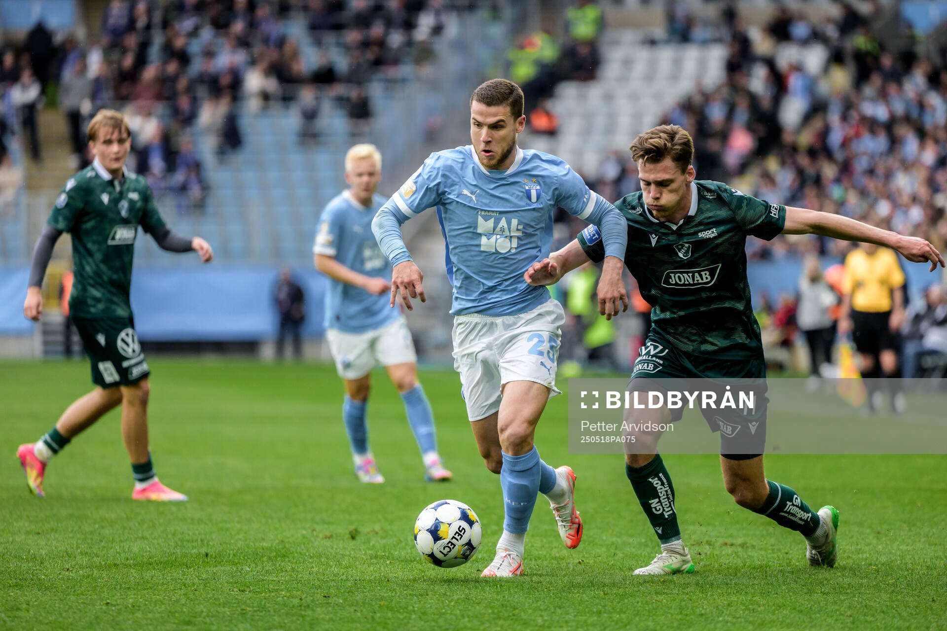 Malmö FFs Gabriel Busanello och Halmstads Villiam Granath under fotbollsmatchen i Allsvenskan mellan Malmö FF och Halmstad den 18 maj 2025 i Malmö.
