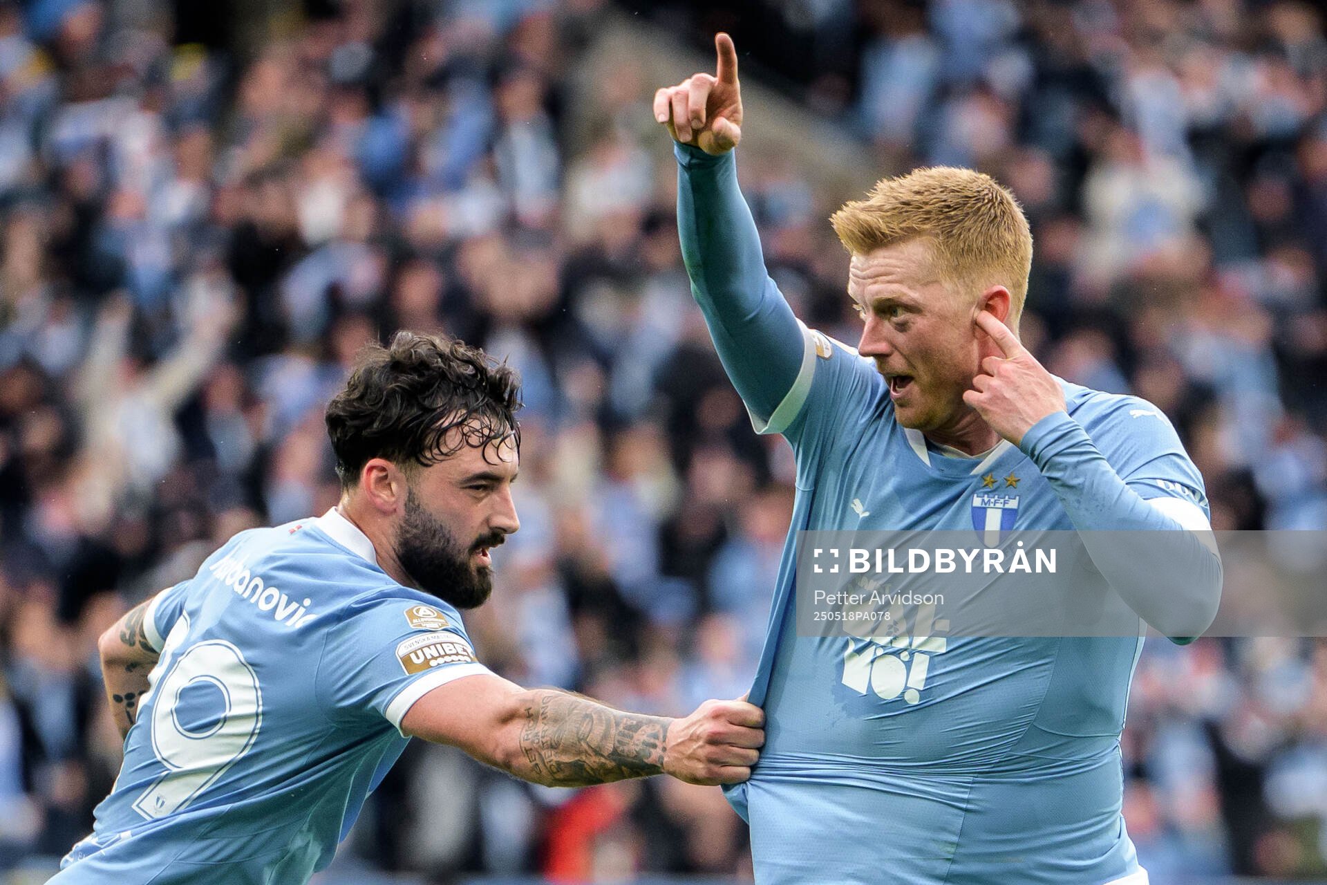 Malmö FFs Sead Haksabanovic och Anders Christiansen jublar efter 1-0 under fotbollsmatchen i Allsvenskan mellan Malmö FF och Halmstad den 18 maj 2025 i Malmö.
