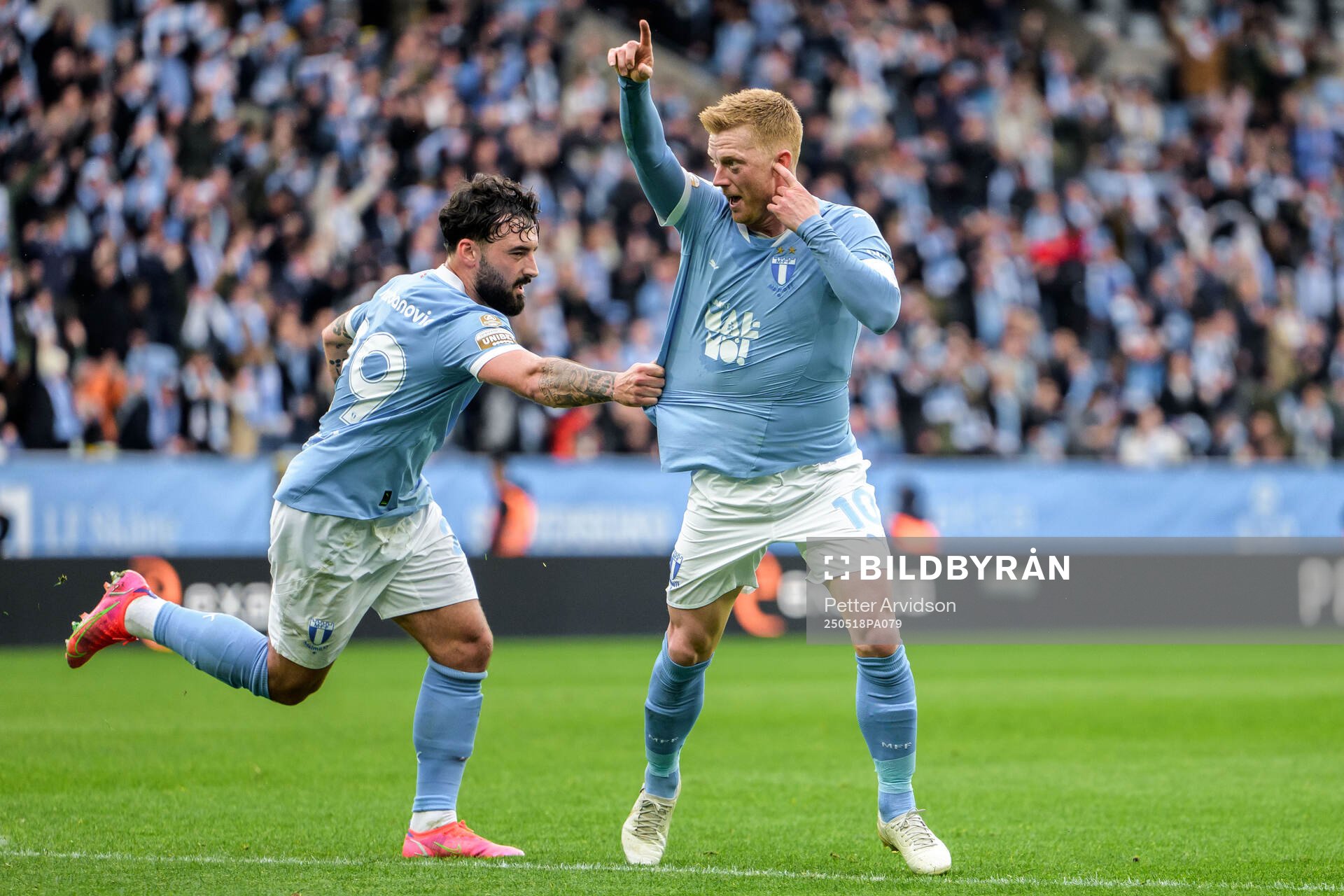 Malmö FFs Sead Haksabanovic och Anders Christiansen jublar efter 1-0 under fotbollsmatchen i Allsvenskan mellan Malmö FF och Halmstad den 18 maj 2025 i Malmö.