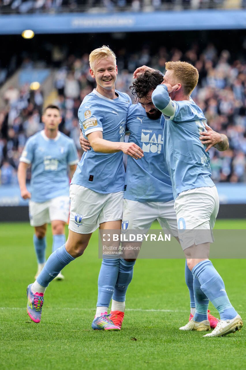 Malmö FFs Otto Rosengren, Sead Haksabanovic och Anders Christiansen jublar efter 1-0 under fotbollsmatchen i Allsvenskan mellan Malmö FF och Halmstad den 18 maj 2025 i Malmö.