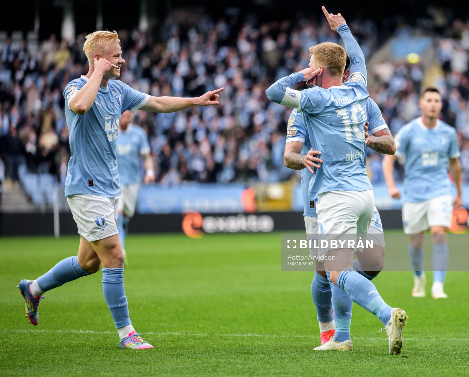 Malmö FFs Otto Rosengren och Anders Christiansen jublar efter 1-0 under fotbollsmatchen i Allsvenskan mellan Malmö FF och Halmstad den 18 maj 2025 i Malmö.