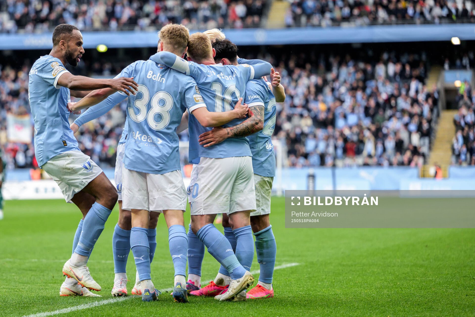 Malmö FFs Isaac Kiese Thelin, Hugo Bolin och Anders Christiansen jublar efter 1-0 under fotbollsmatchen i Allsvenskan mellan Malmö FF och Halmstad den 18 maj 2025 i Malmö.