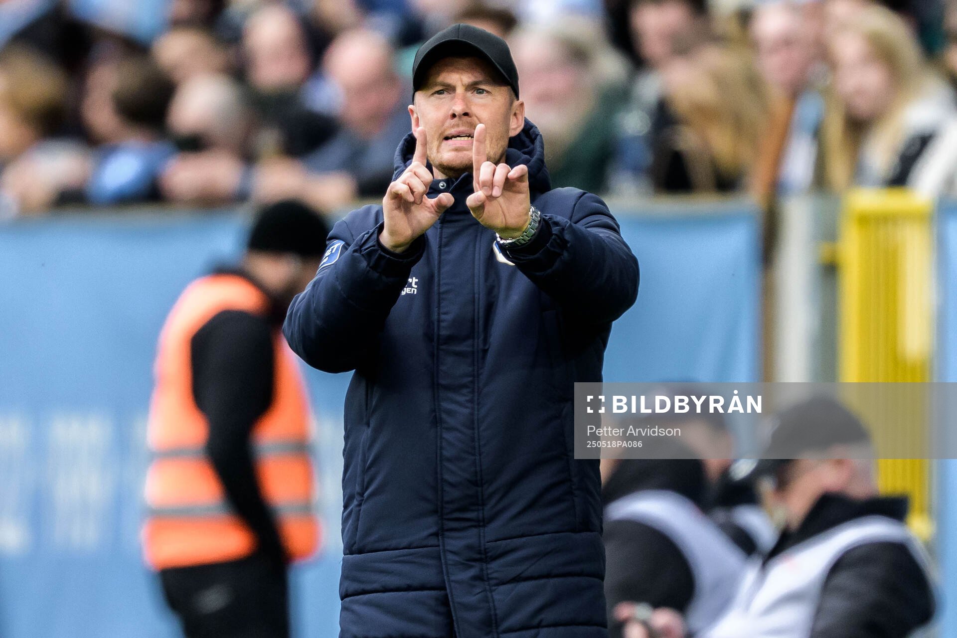 Halmstads huvudtränare Johan Lindholm under fotbollsmatchen i Allsvenskan mellan Malmö FF och Halmstad den 18 maj 2025 i Malmö. 
