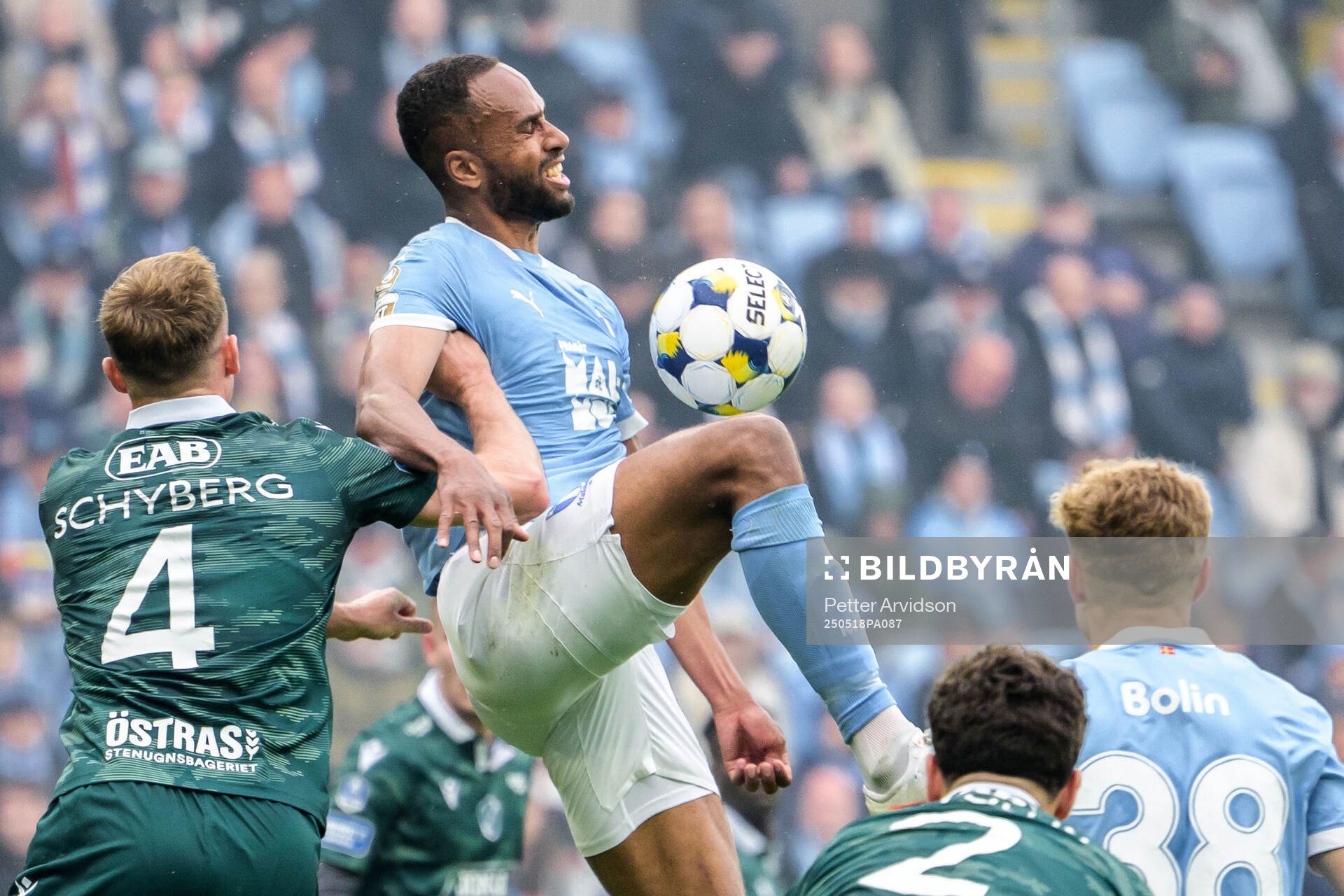 Halmstads Filip Schyberg och Malmö FFs Isaac Kiese Thelin under fotbollsmatchen i Allsvenskan mellan Malmö FF och Halmstad den 18 maj 2025 i Malmö.