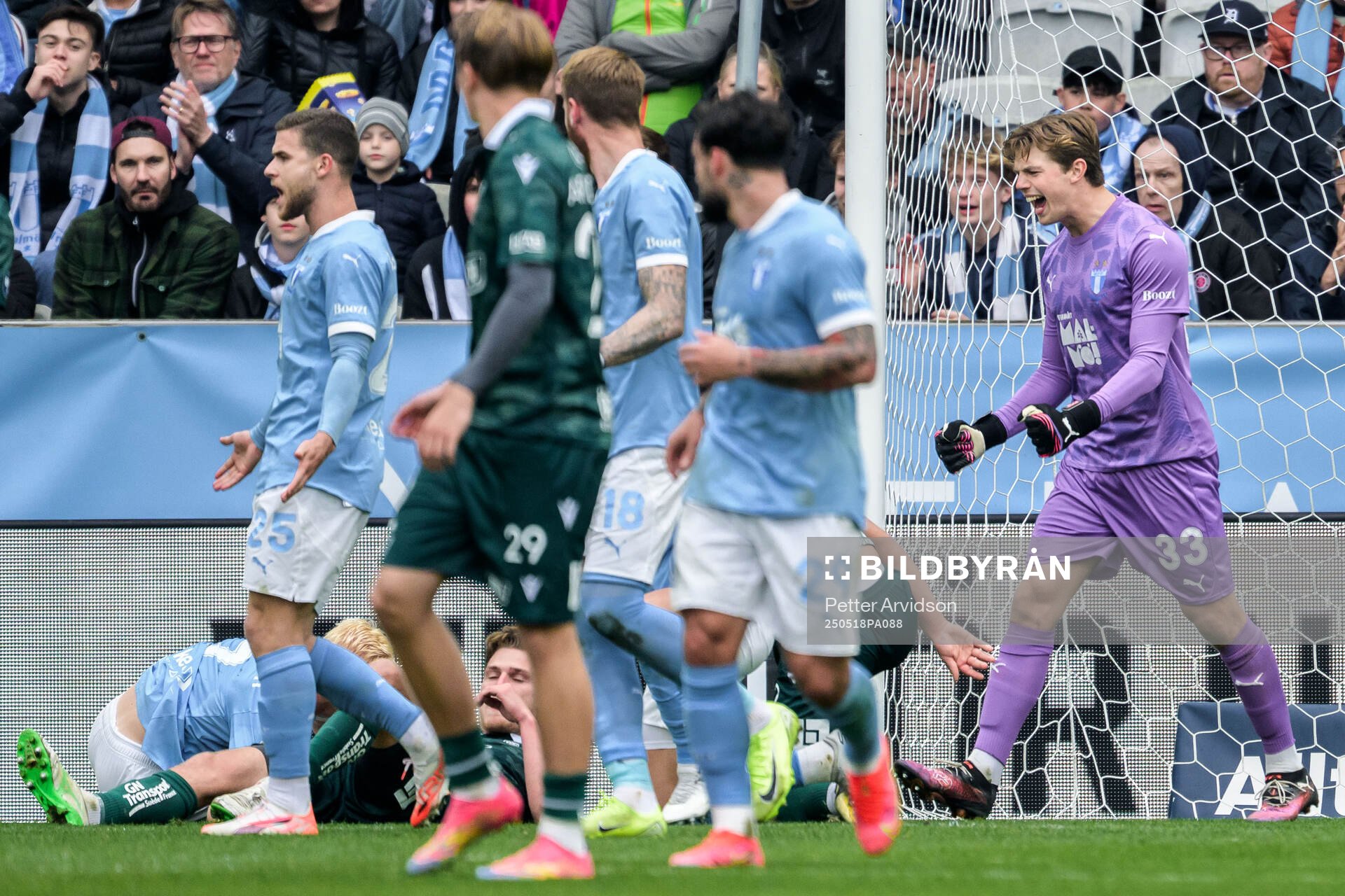 Malmö FFs målvakt Melker Ellborg jublar under fotbollsmatchen i Allsvenskan mellan Malmö FF och Halmstad den 18 maj 2025 i Malmö. 