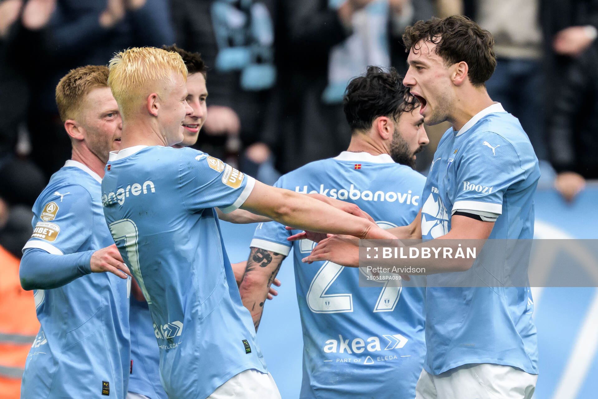 Malmö FFs Otto Rosengren och Colin Rösler jublar efter 2-0 under fotbollsmatchen i Allsvenskan mellan Malmö FF och Halmstad den 18 maj 2025 i Malmö.