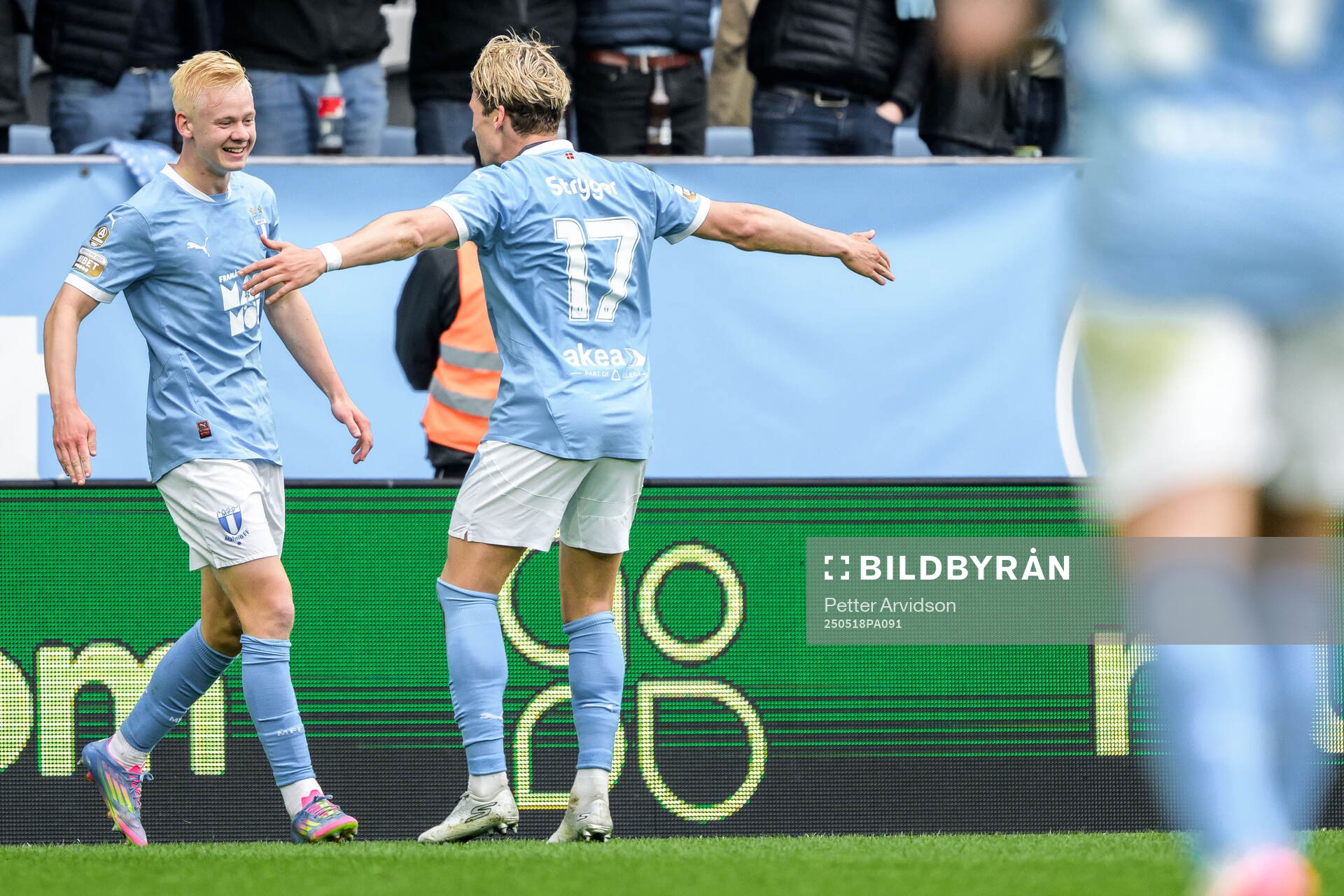 Malmö FFs Otto Rosengren och Jens Stryger Larsen jublar efter 2-0 under fotbollsmatchen i Allsvenskan mellan Malmö FF och Halmstad den 18 maj 2025 i Malmö.