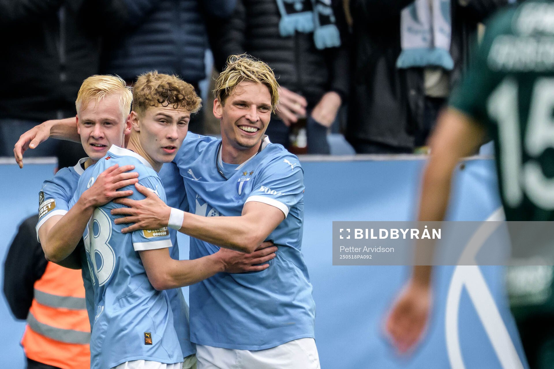 Malmö FFs Otto Rosengren, Hugo Bolin och Jens Stryger Larsen jublar efter 2-0 under fotbollsmatchen i Allsvenskan mellan Malmö FF och Halmstad den 18 maj 2025 i Malmö.