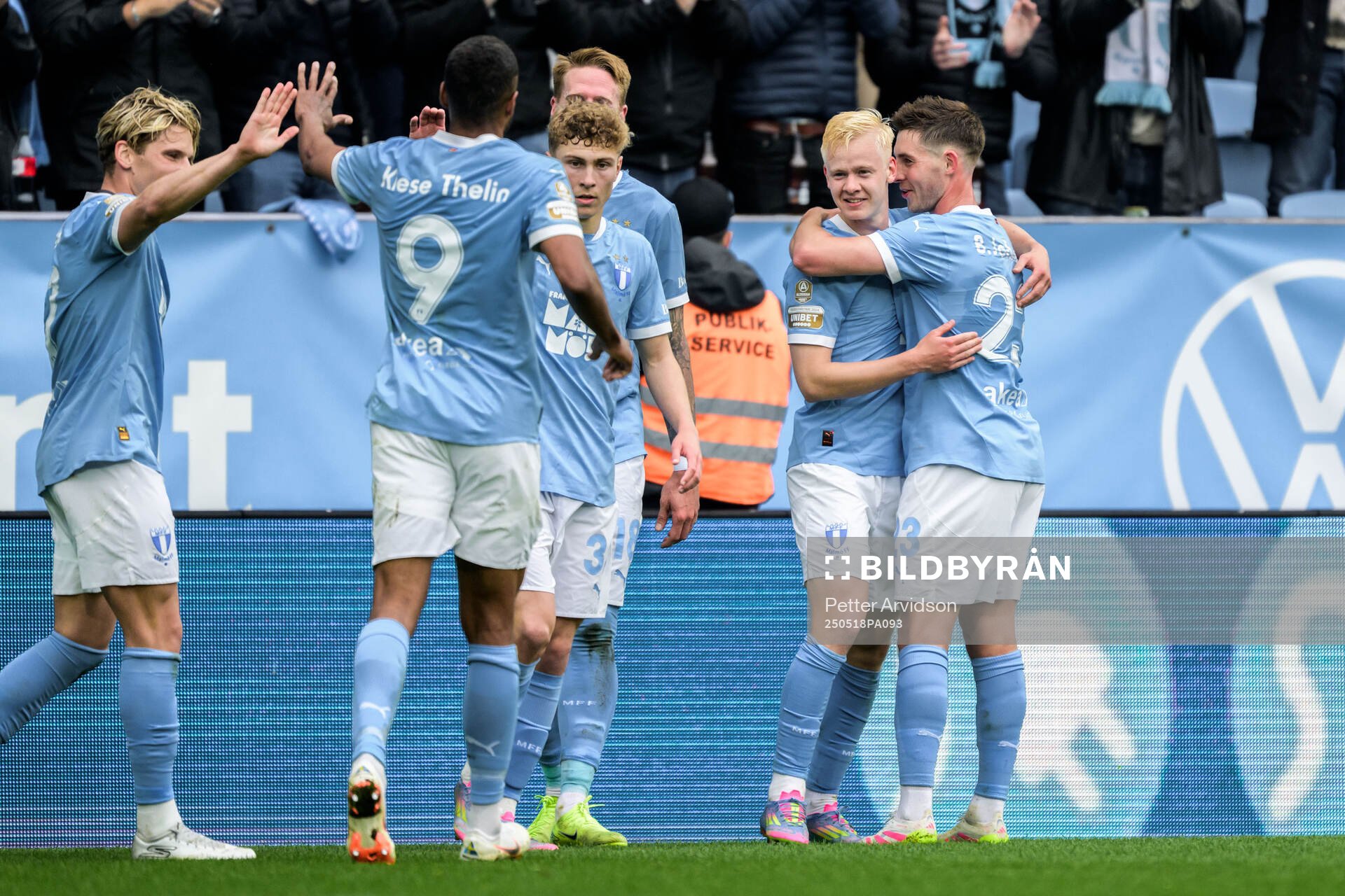 Malmö FFs Otto Rosengren och Lasse Berg Johnsen jublar efter 2-0 under fotbollsmatchen i Allsvenskan mellan Malmö FF och Halmstad den 18 maj 2025 i Malmö.