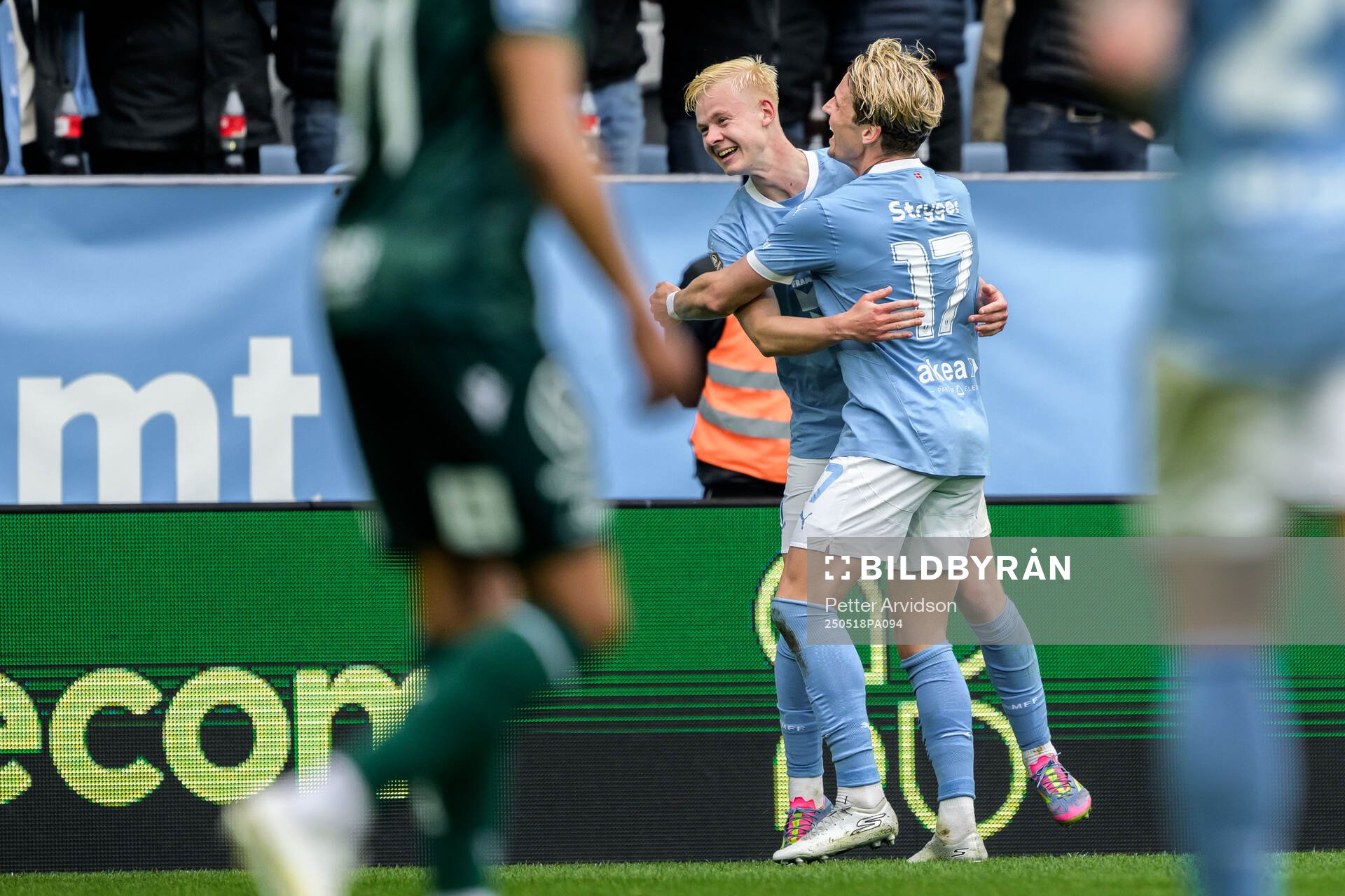 Malmö FFs Otto Rosengren och Jens Stryger Larsen jublar efter 2-0 under fotbollsmatchen i Allsvenskan mellan Malmö FF och Halmstad den 18 maj 2025 i Malmö.