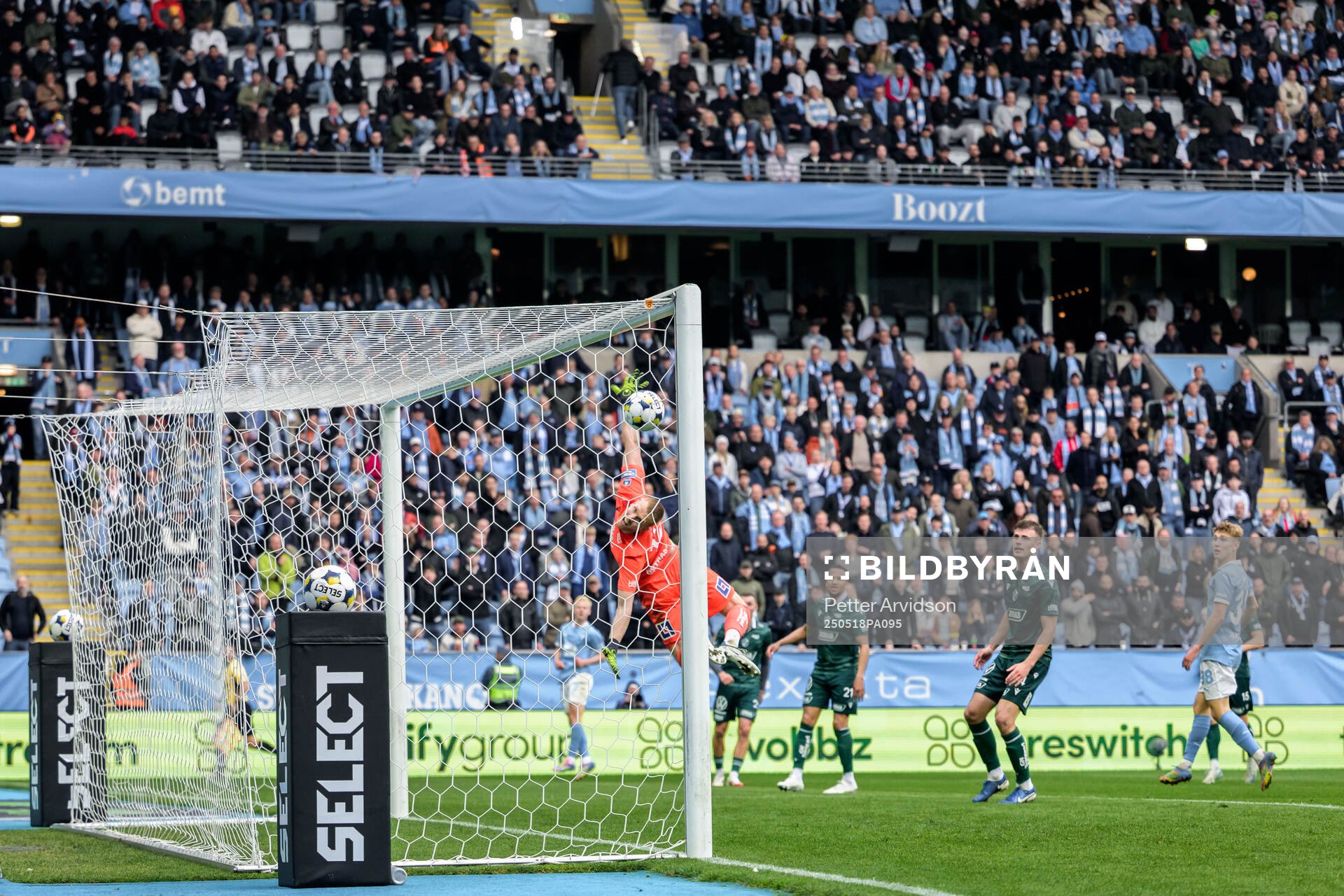 Halmstads målvakt Tim Rönning släpper in 2-0 av Malmö FFs Otto Rosengren under fotbollsmatchen i Allsvenskan mellan Malmö FF och Halmstad den 18 maj 2025 i Malmö.