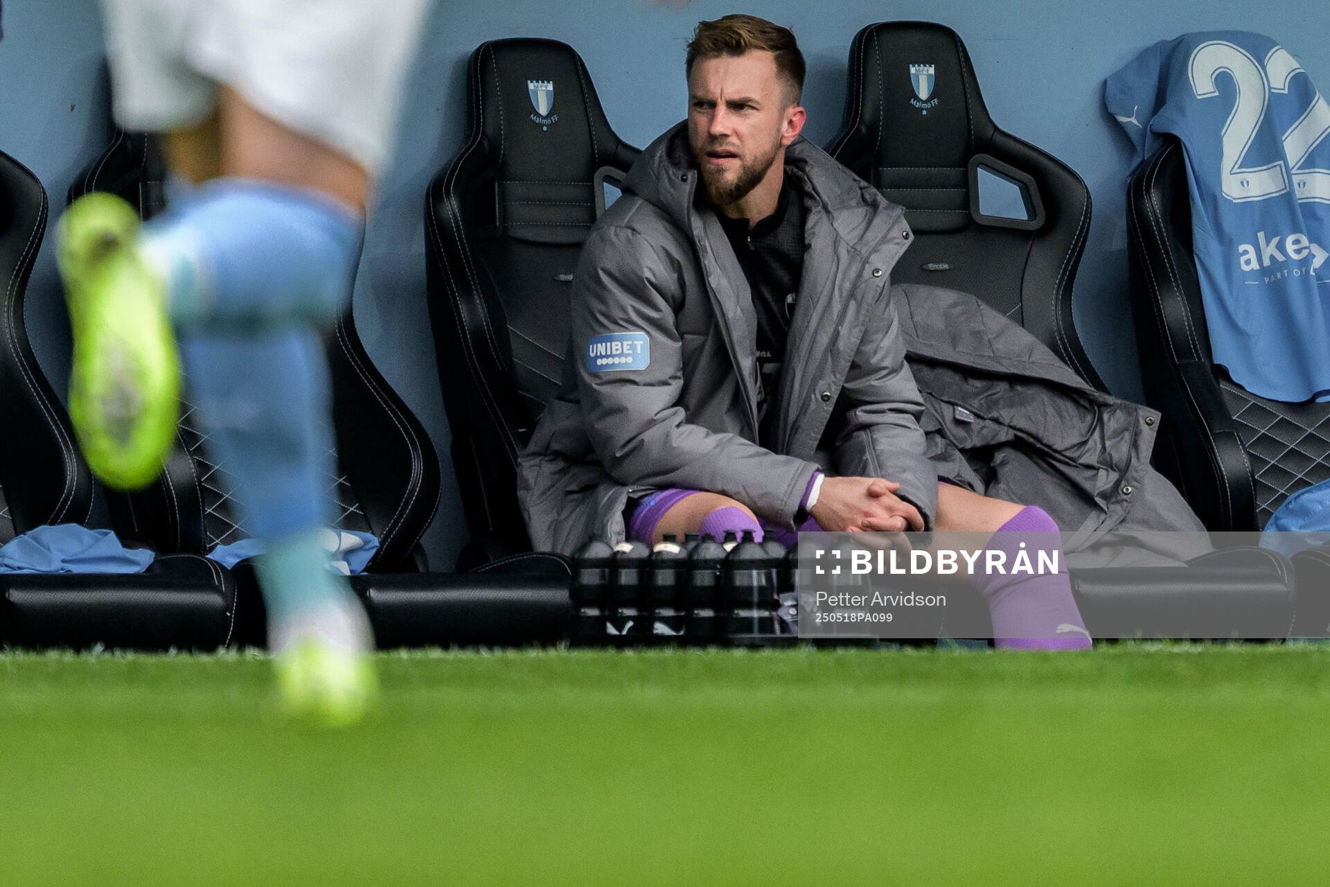 Malmö FFs målvakt Ricardo Friedrich på bänken under fotbollsmatchen i Allsvenskan mellan Malmö FF och Halmstad den 18 maj 2025 i Malmö. 