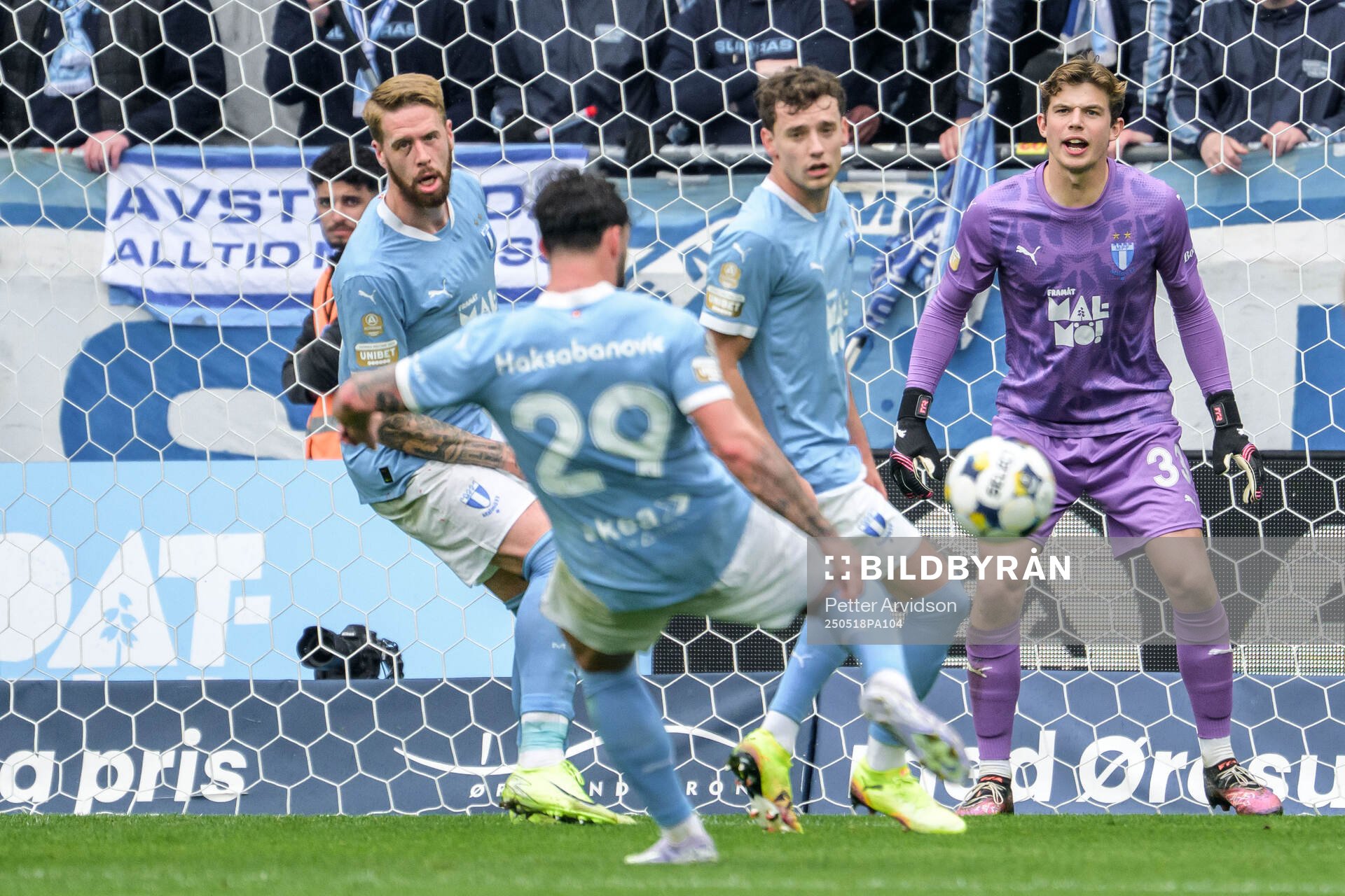Malmö FFs målvakt Melker Ellborg under fotbollsmatchen i Allsvenskan mellan Malmö FF och Halmstad den 18 maj 2025 i Malmö. 