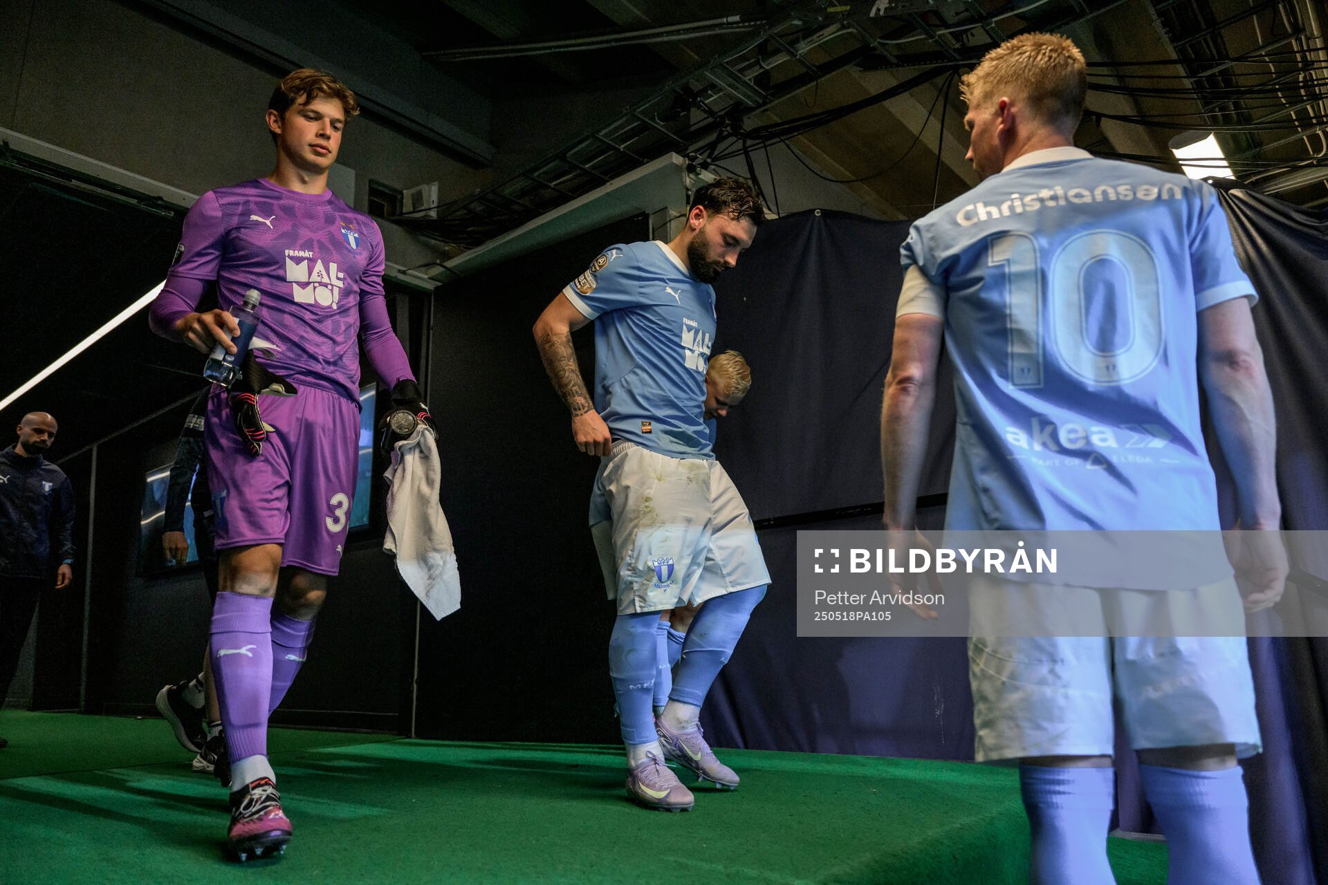 Malmö FFs målvakt Melker Ellborg, Sead Haksabanovic och Anders Christiansen under fotbollsmatchen i Allsvenskan mellan Malmö FF och Halmstad den 18 maj 2025 i Malmö.