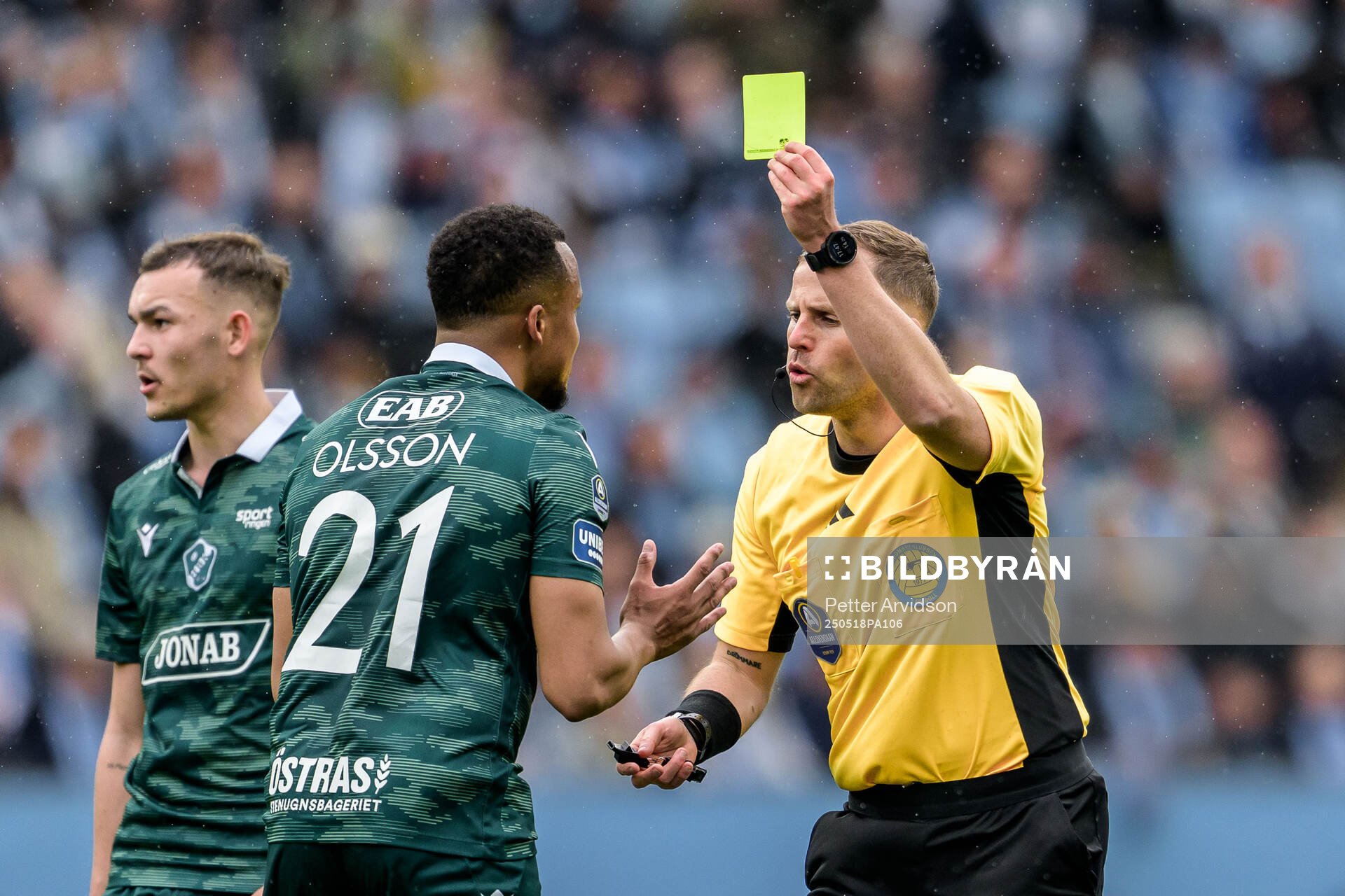Halmstads Marcus Olsson och domare Richard Sundell under fotbollsmatchen i Allsvenskan mellan Malmö FF och Halmstad den 18 maj 2025 i Malmö.