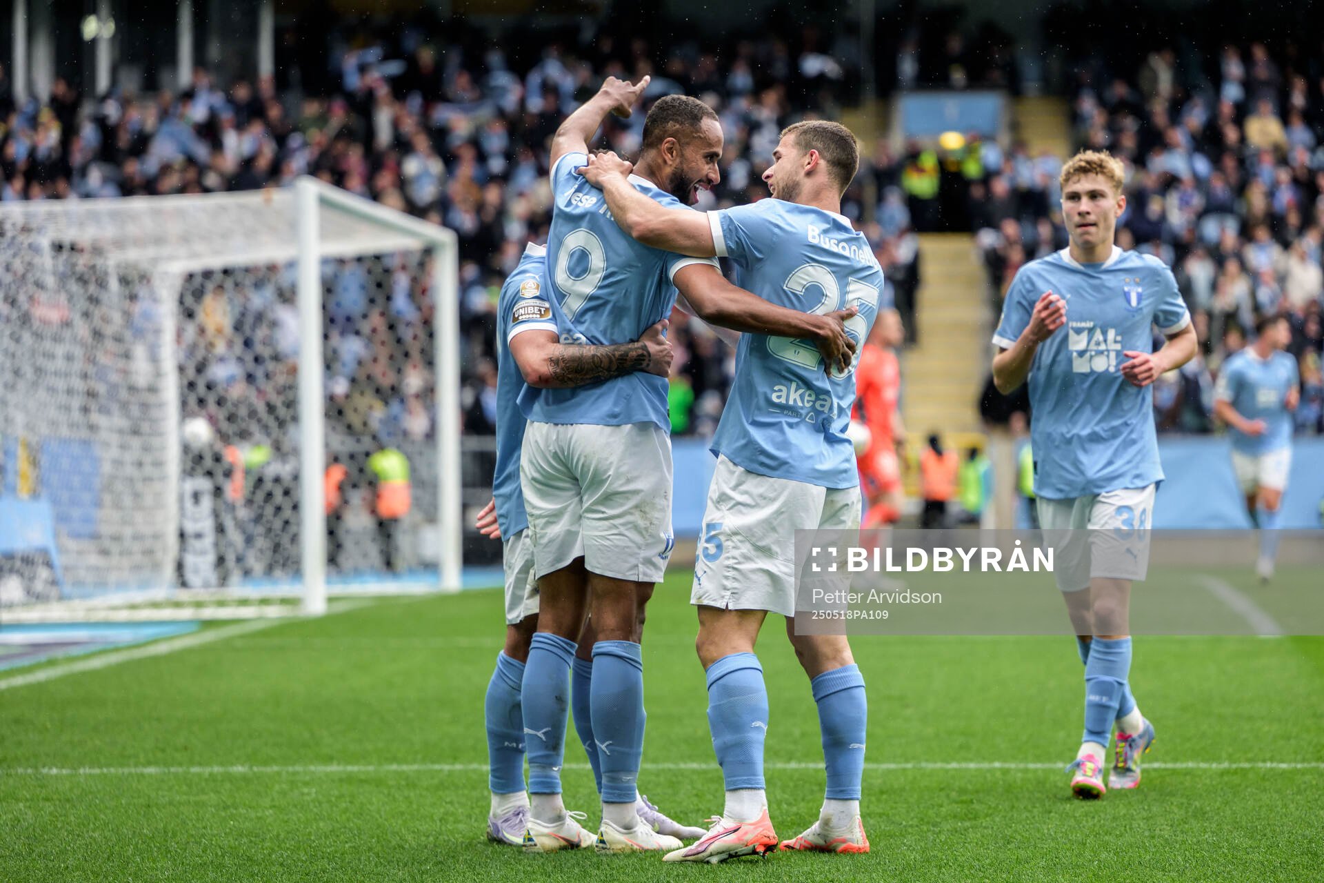 Malmö FFs Isaac Kiese Thelin och Gabriel Busanello jublar efter 3-0 under fotbollsmatchen i Allsvenskan mellan Malmö FF och Halmstad den 18 maj 2025 i Malmö.