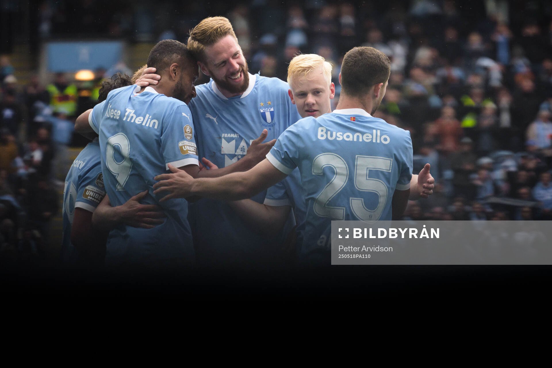 Malmö FFs Isaac Kiese Thelin och Pontus Jansson jublar efter 3-0 under fotbollsmatchen i Allsvenskan mellan Malmö FF och Halmstad den 18 maj 2025 i Malmö.