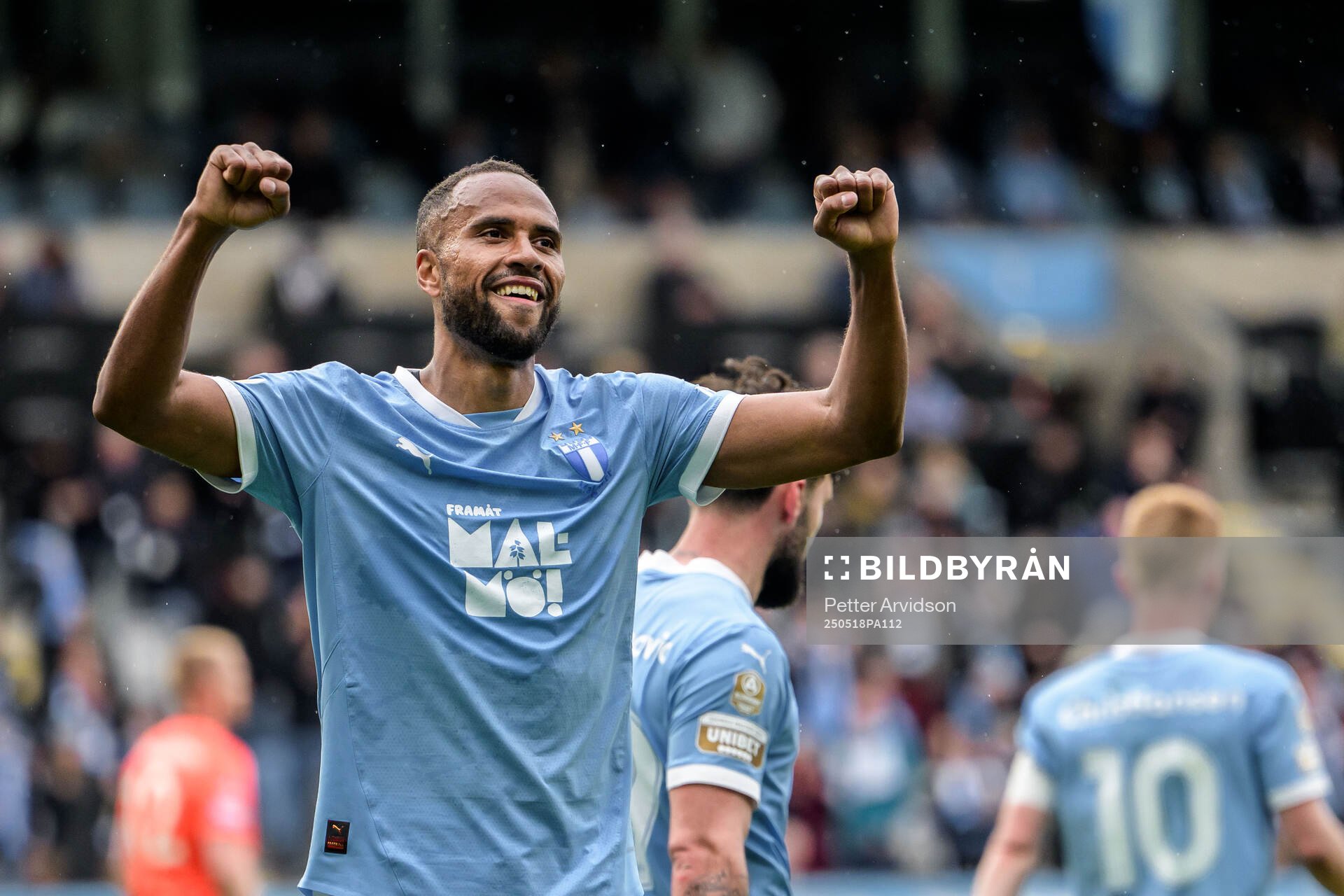 Malmö FFs Isaac Kiese Thelin jublar efter 3-0 under fotbollsmatchen i Allsvenskan mellan Malmö FF och Halmstad den 18 maj 2025 i Malmö. 