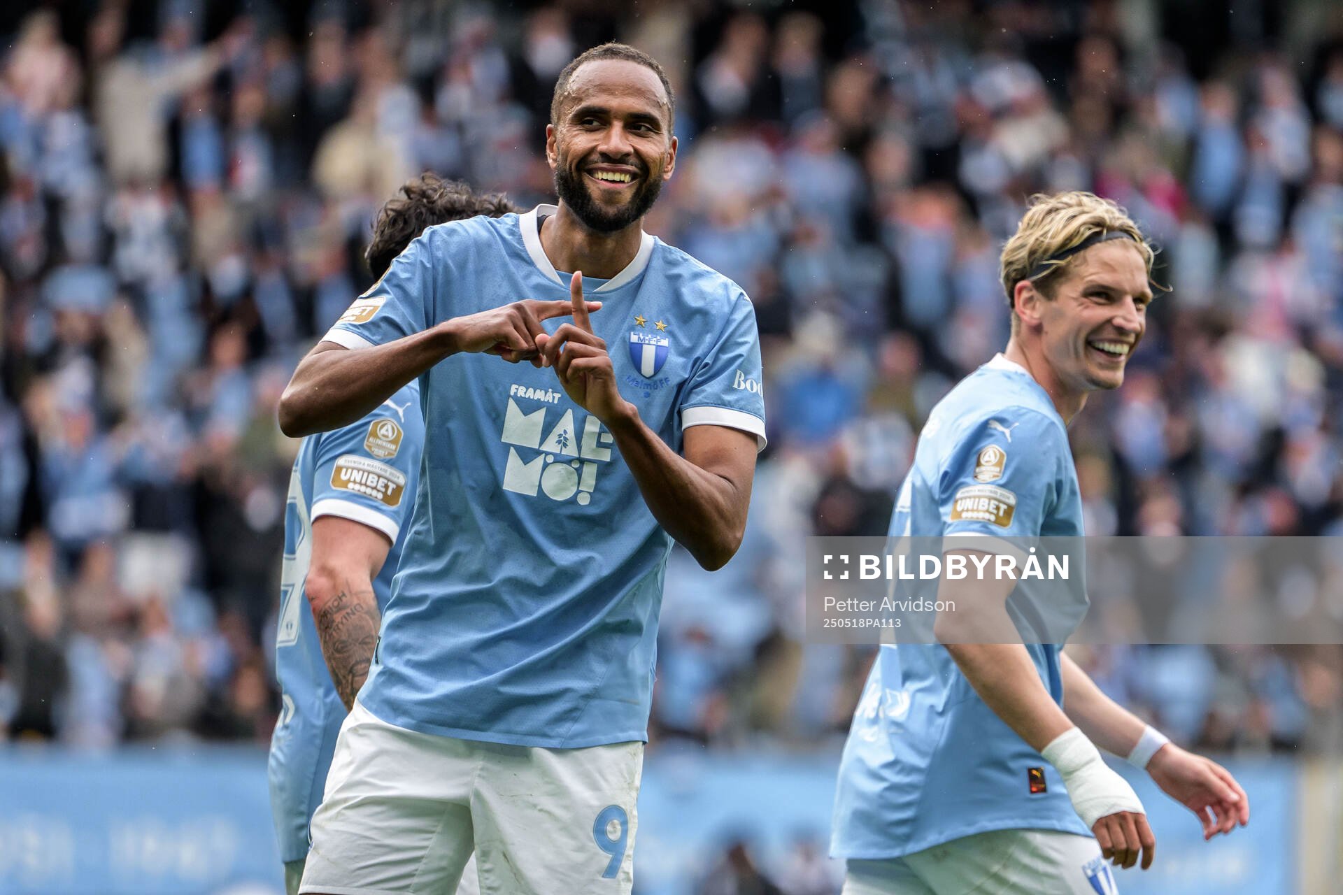 Malmö FFs Isaac Kiese Thelin och Jens Stryger Larsen jublar efter 3-0 under fotbollsmatchen i Allsvenskan mellan Malmö FF och Halmstad den 18 maj 2025 i Malmö.