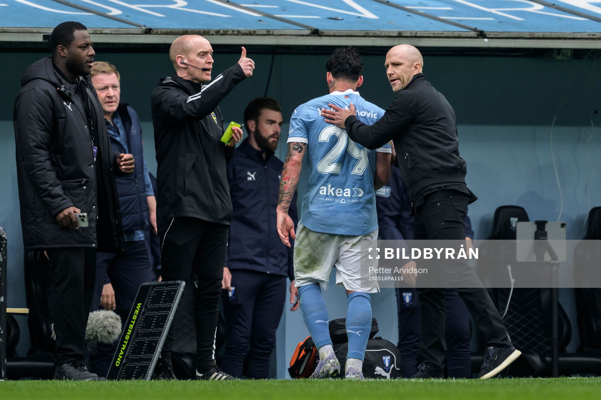 Malmö FFs Sead Haksabanovic och tränare Henrik Rydström under fotbollsmatchen i Allsvenskan mellan Malmö FF och Halmstad den 18 maj 2025 i Malmö.