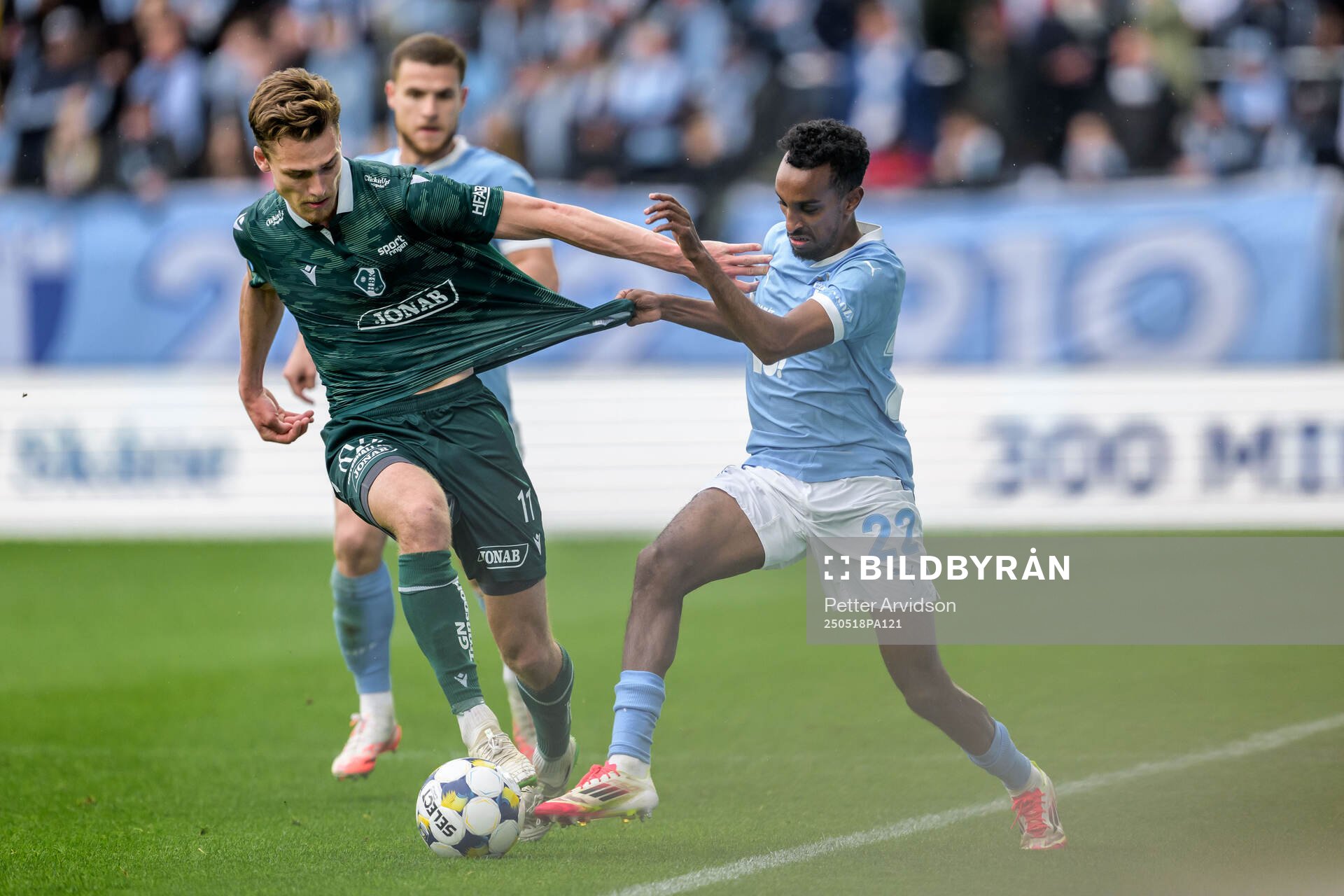 Halmstads Villiam Granath och Malmö FFs Taha Ali under fotbollsmatchen i Allsvenskan mellan Malmö FF och Halmstad den 18 maj 2025 i Malmö.