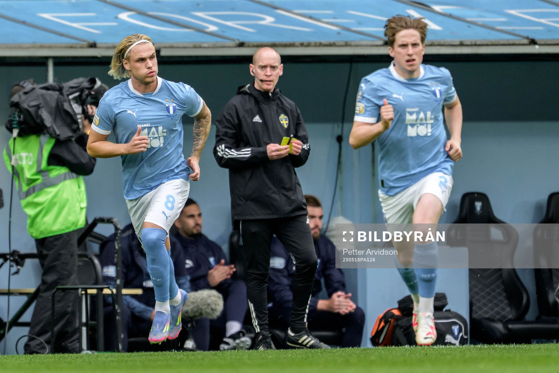 Malmö FFs Arnor Sigurdsson och Johan Karlsson under fotbollsmatchen i Allsvenskan mellan Malmö FF och Halmstad den 18 maj 2025 i Malmö. 