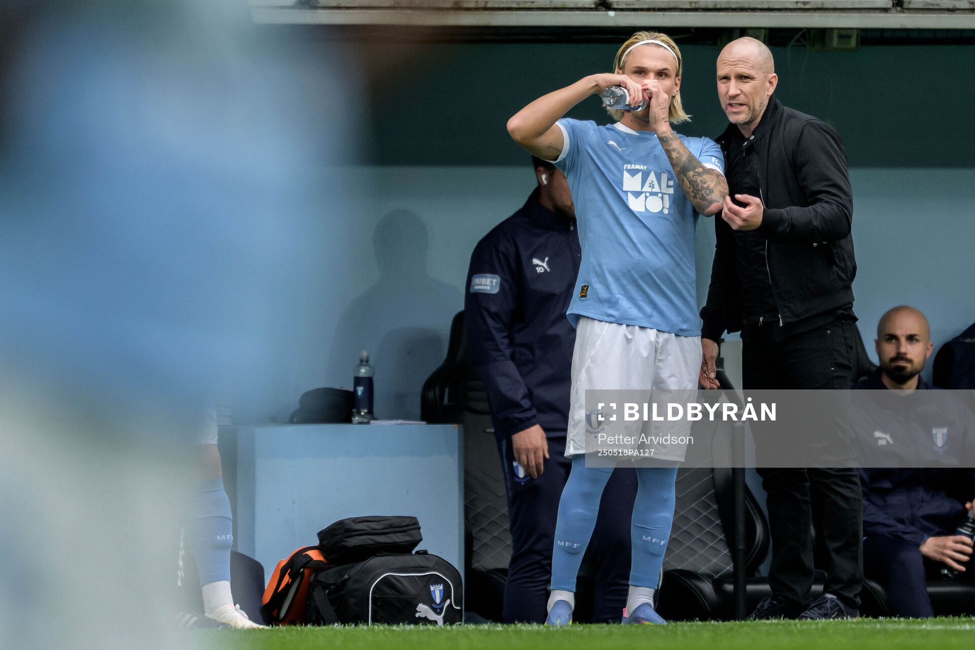 Malmö FFs Arnor Sigurdsson och tränare Henrik Rydström under fotbollsmatchen i Allsvenskan mellan Malmö FF och Halmstad den 18 maj 2025 i Malmö.