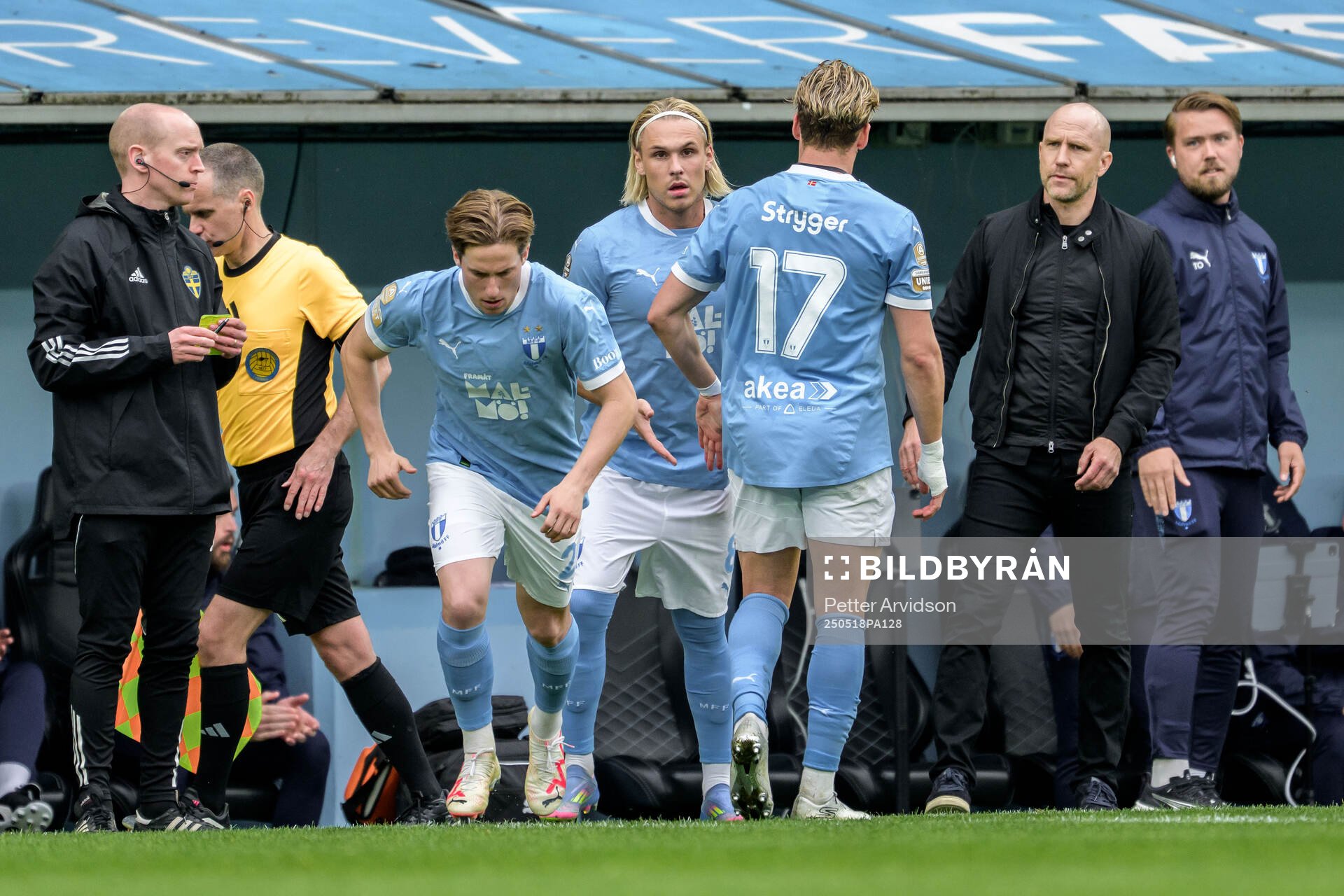 Malmö FFs Johan Karlsson, Arnor Sigurdsson och Jens Stryger Larsen under fotbollsmatchen i Allsvenskan mellan Malmö FF och Halmstad den 18 maj 2025 i Malmö.