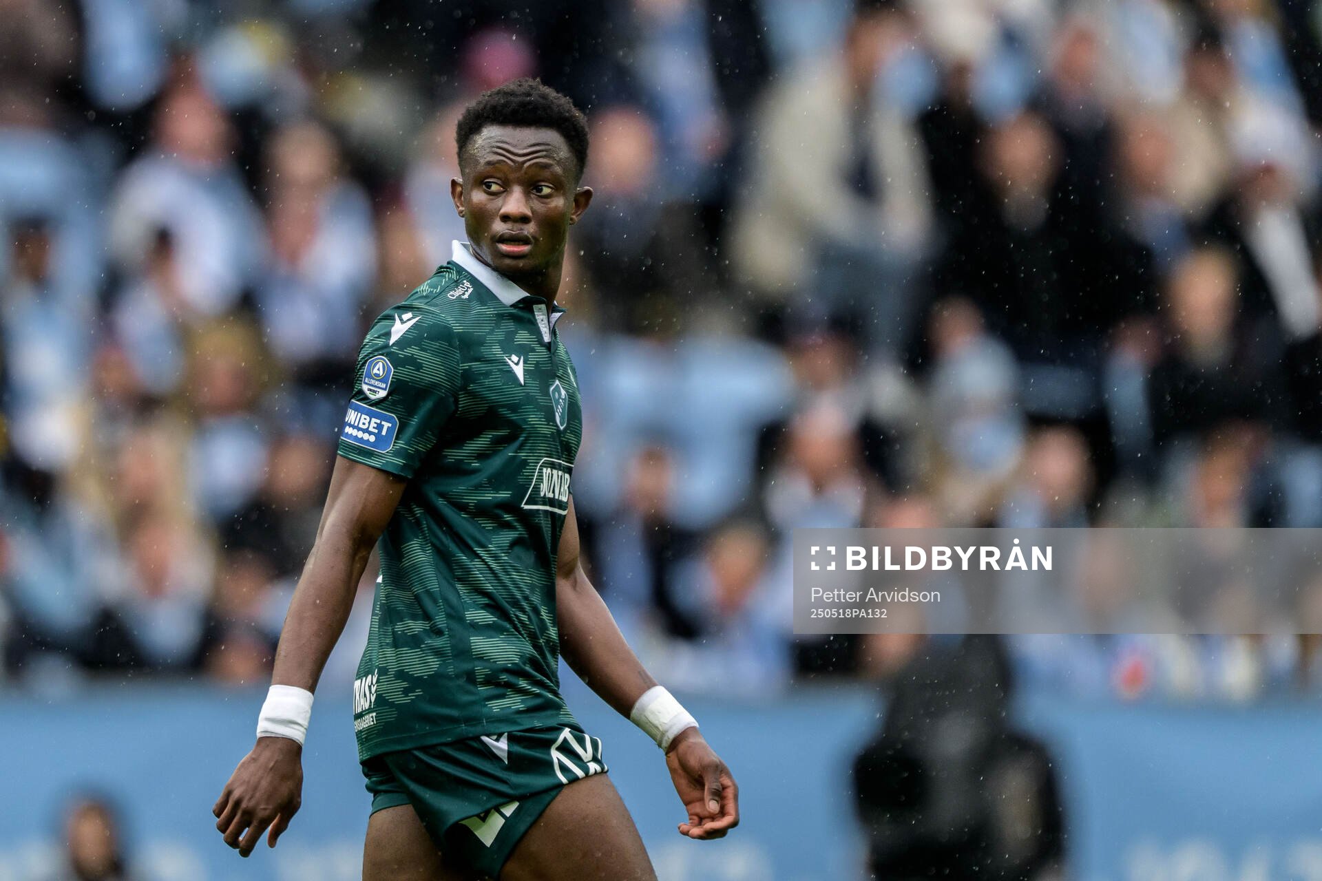 Halmstads Yannick Agnero deppar under fotbollsmatchen i Allsvenskan mellan Malmö FF och Halmstad den 18 maj 2025 i Malmö. 
