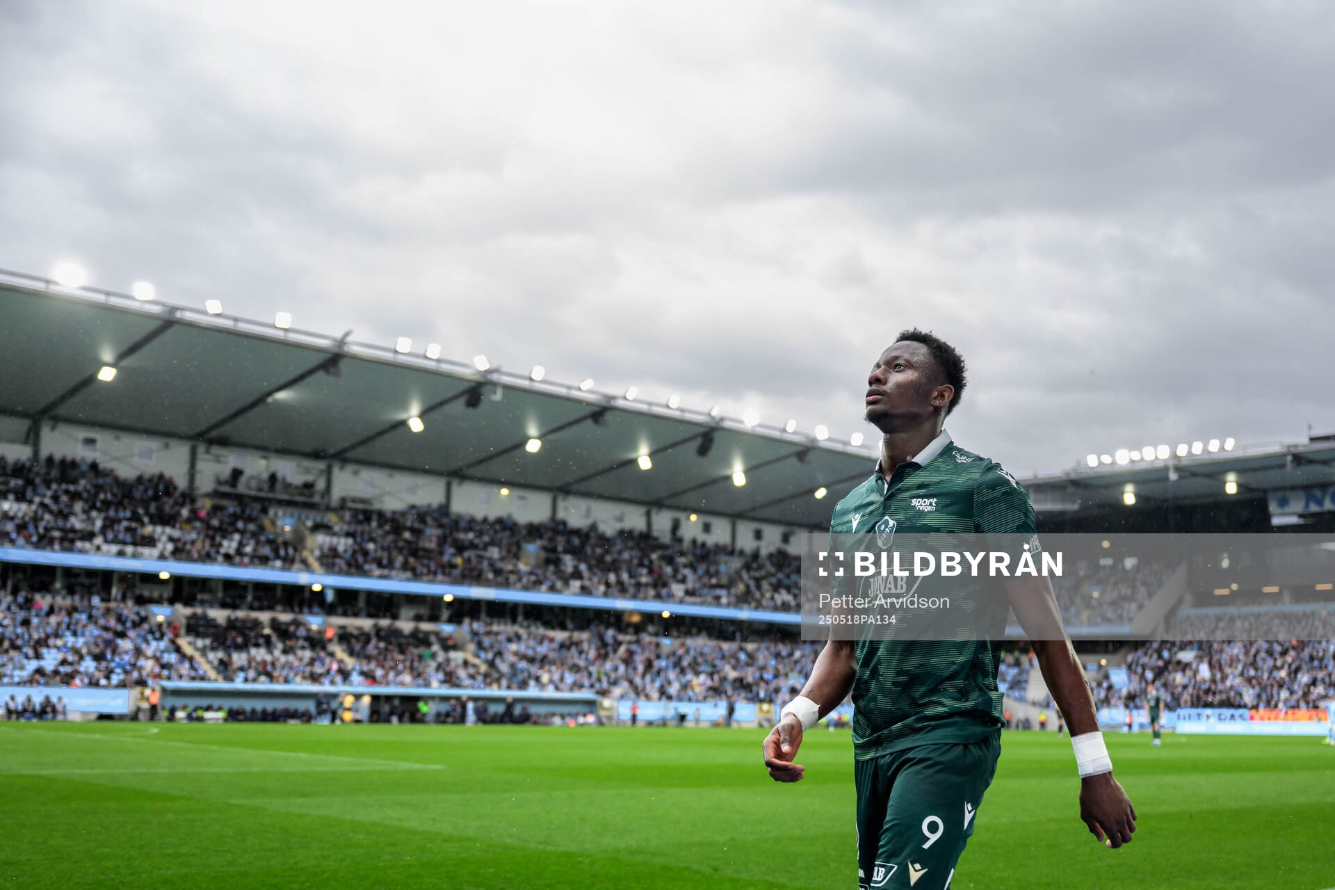 Halmstads Yannick Agnero deppar under fotbollsmatchen i Allsvenskan mellan Malmö FF och Halmstad den 18 maj 2025 i Malmö. 