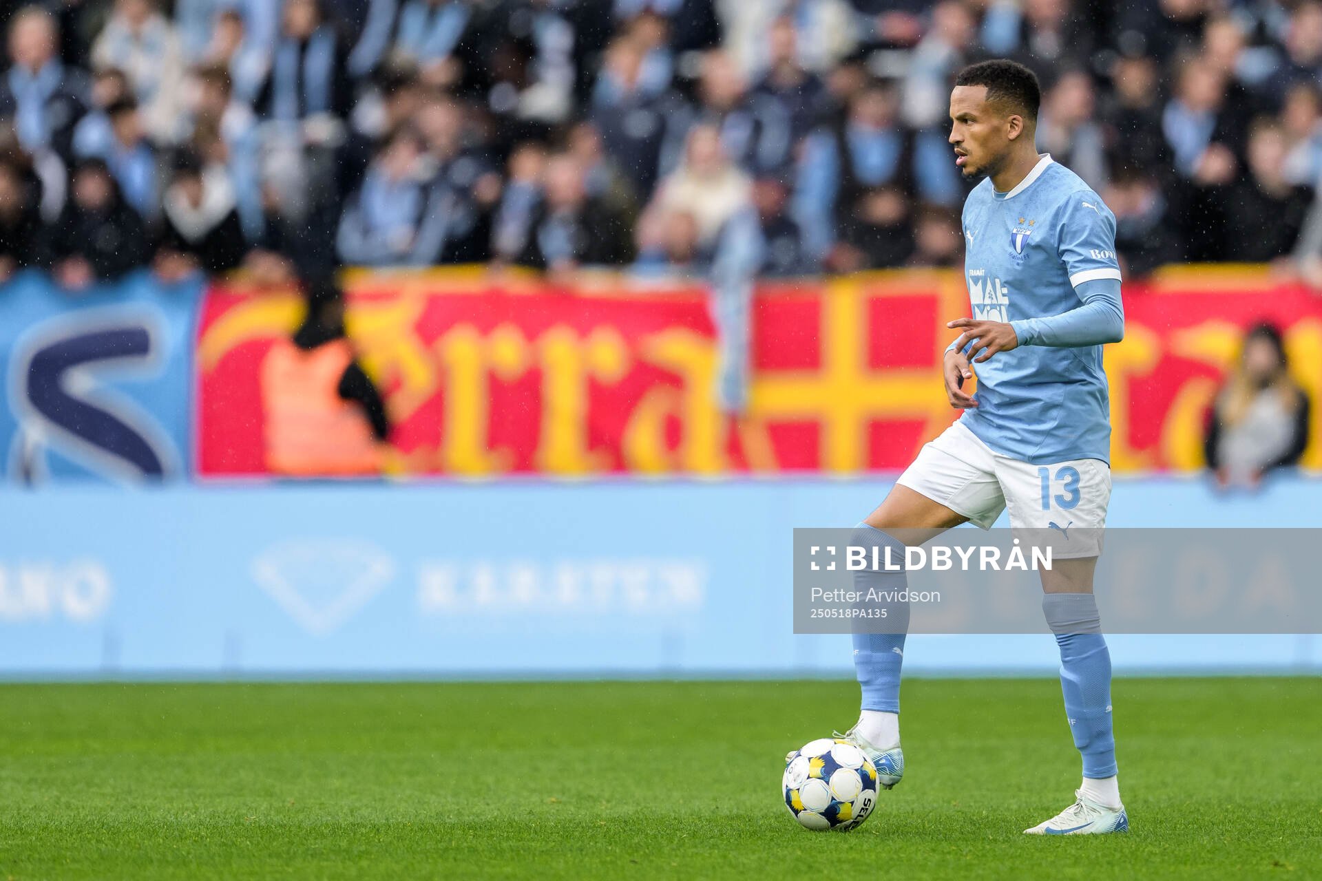 Malmö FFs Martin Olsson under fotbollsmatchen i Allsvenskan mellan Malmö FF och Halmstad den 18 maj 2025 i Malmö. 