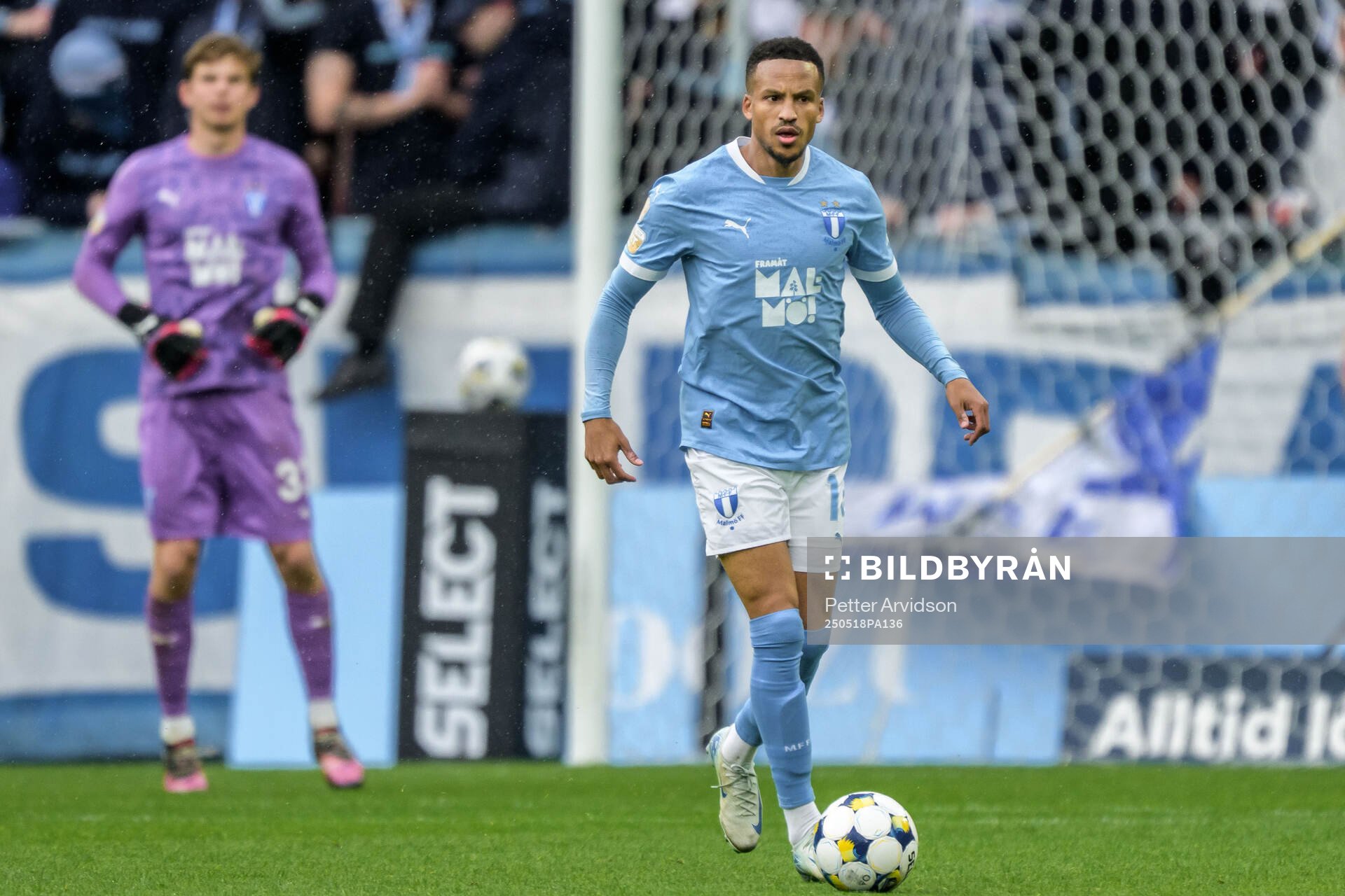 Malmö FFs Martin Olsson under fotbollsmatchen i Allsvenskan mellan Malmö FF och Halmstad den 18 maj 2025 i Malmö. 