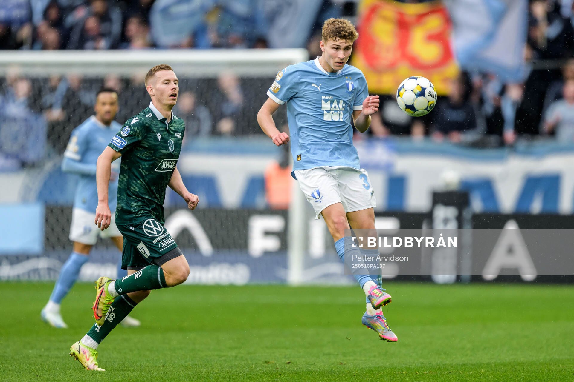 Malmö FFs Hugo Bolin under fotbollsmatchen i Allsvenskan mellan Malmö FF och Halmstad den 18 maj 2025 i Malmö. 