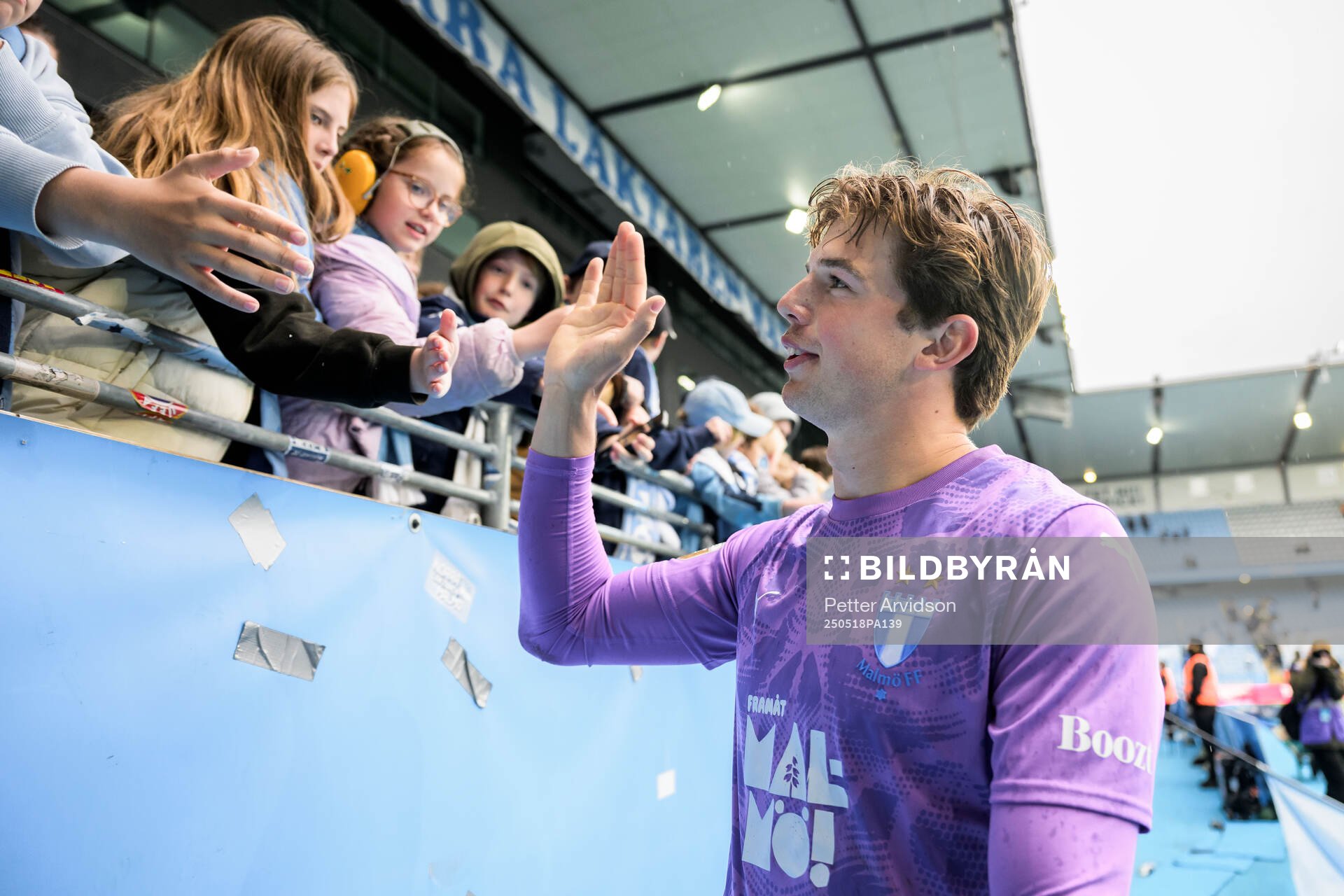 Malmö FFs målvakt Melker Ellborg med supportrar