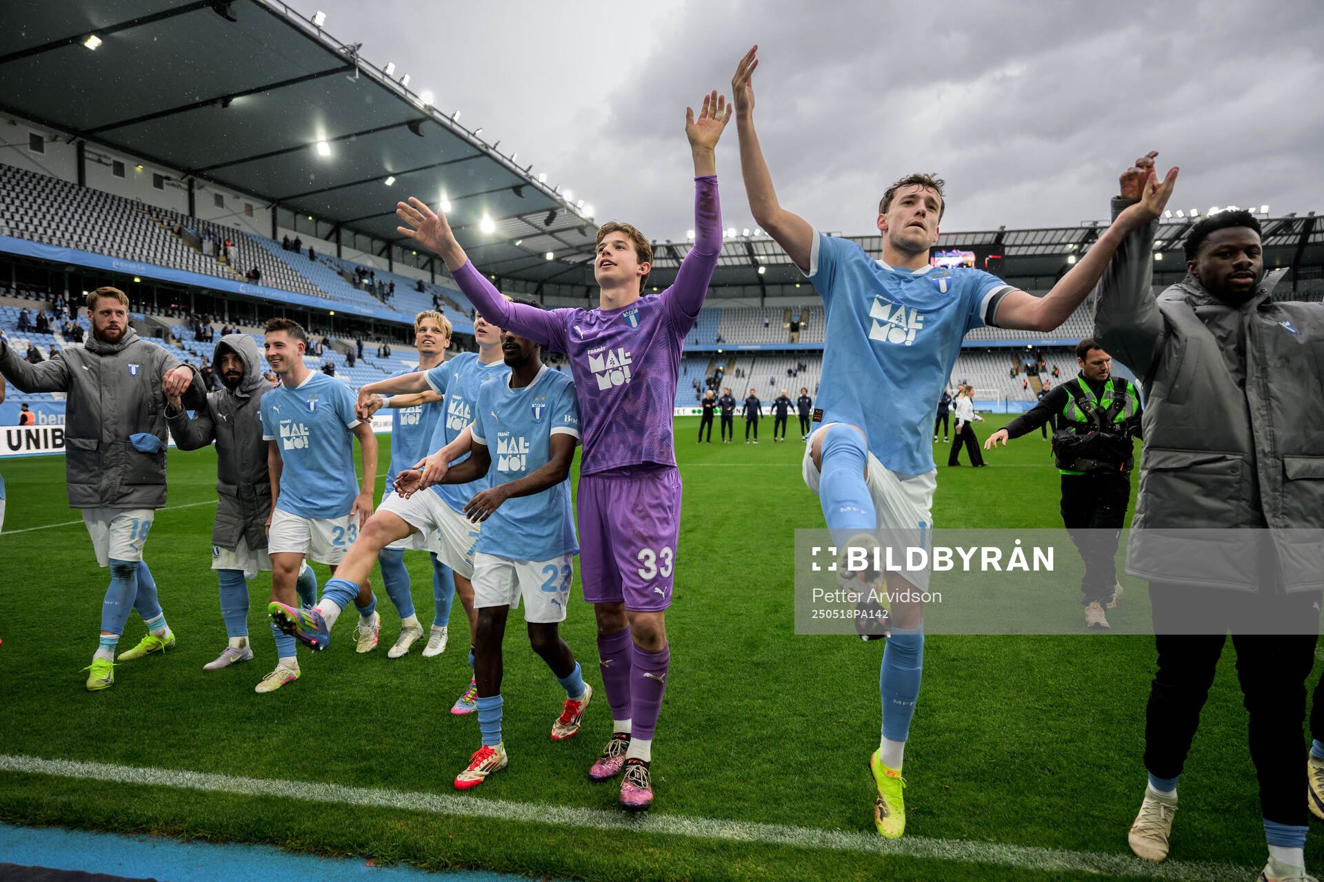 Malmö FFs målvakt Melker Ellborg och Colin Rösler jublar efter fotbollsmatchen i Allsvenskan mellan Malmö FF och Halmstad den 18 maj 2025 i Malmö.