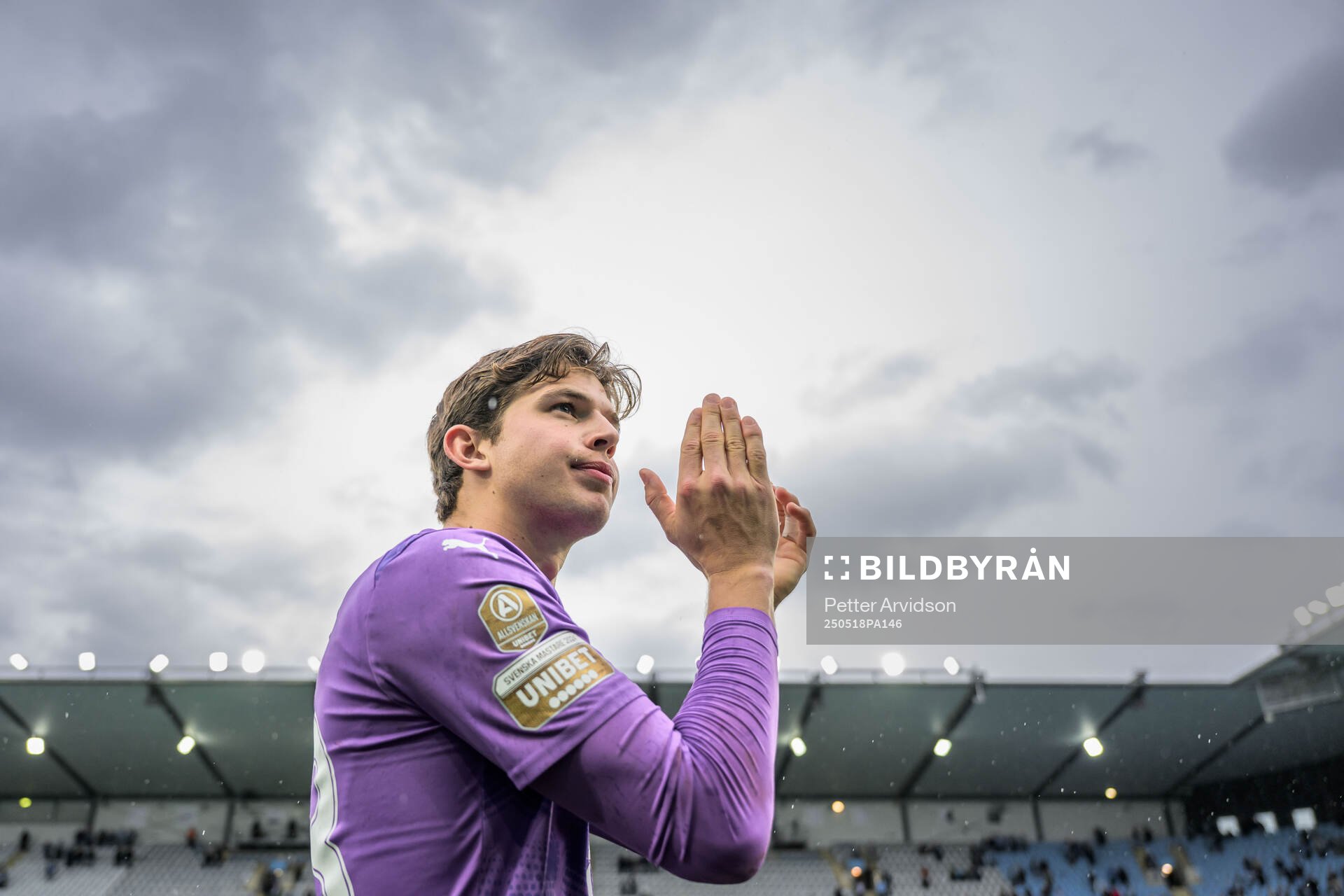 Malmö FFs målvakt Melker Ellborg under fotbollsmatchen i Allsvenskan mellan Malmö FF och Halmstad den 18 maj 2025 i Malmö. 